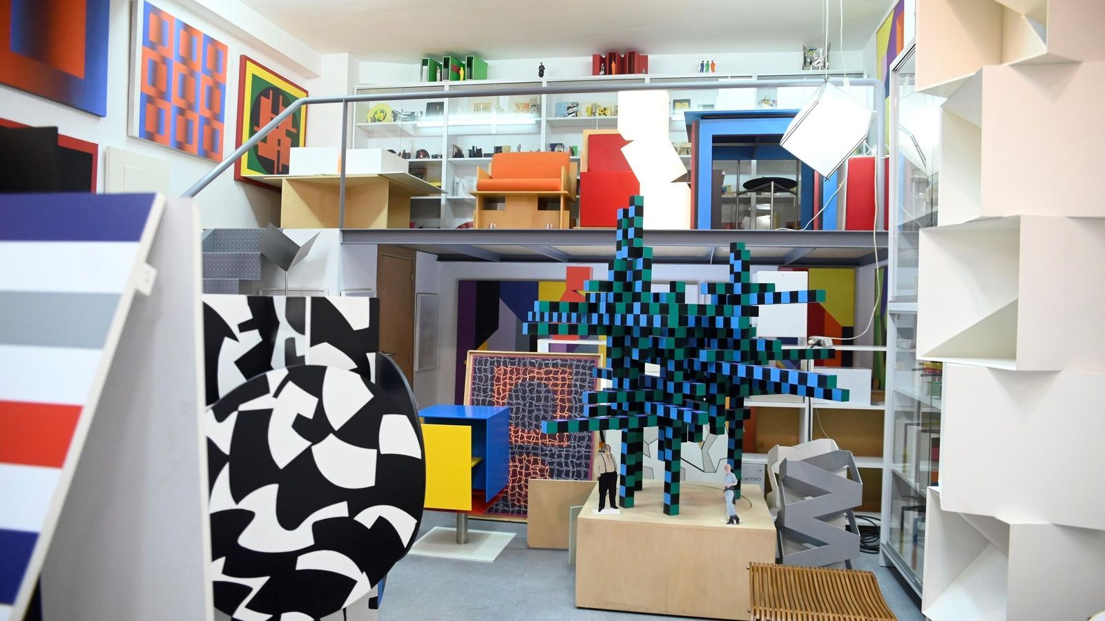 En azul y negro, la escultura giratoria presentada al concurso de Madrid