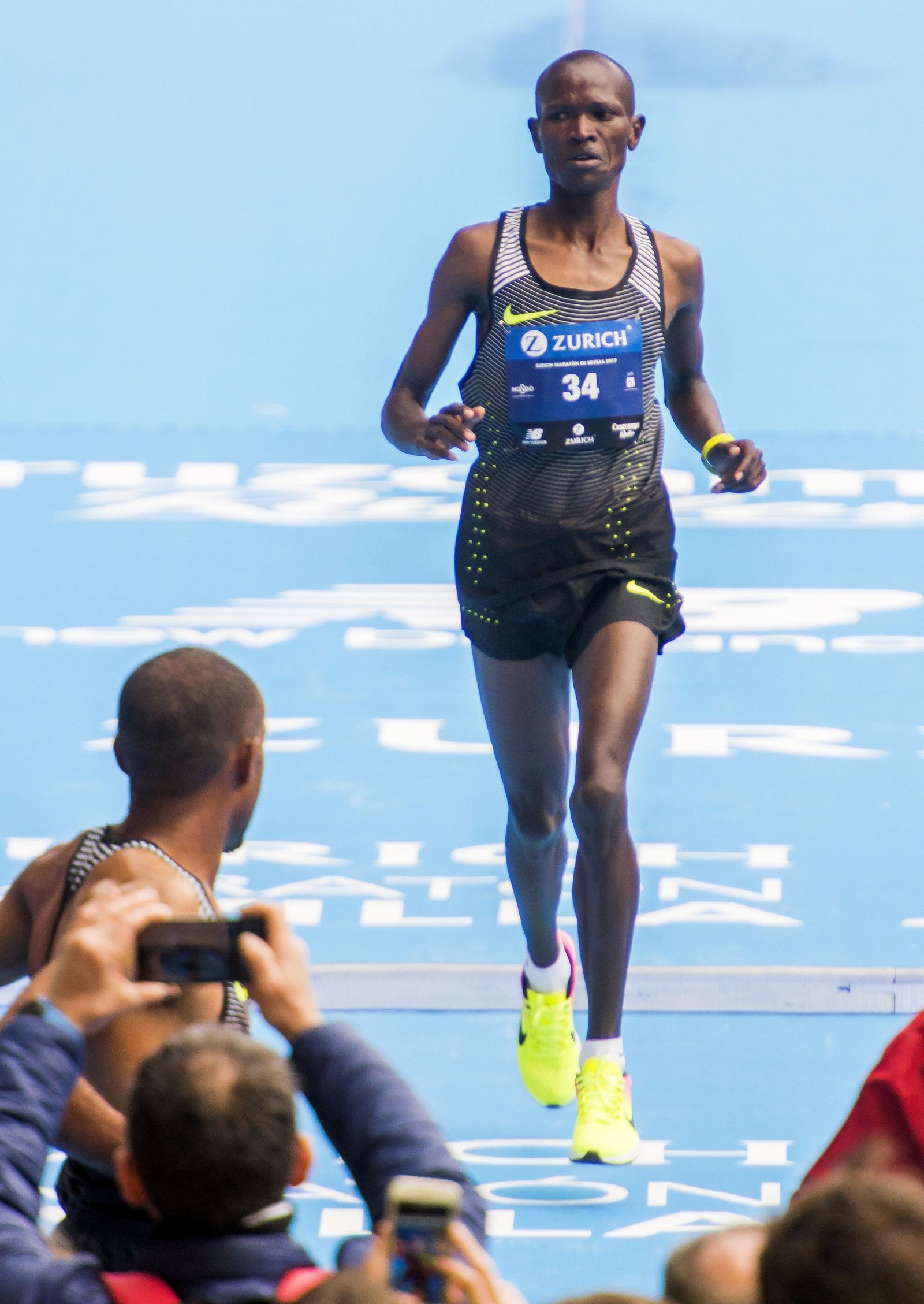 Las imágenes del Zurich Maratón de Sevilla.