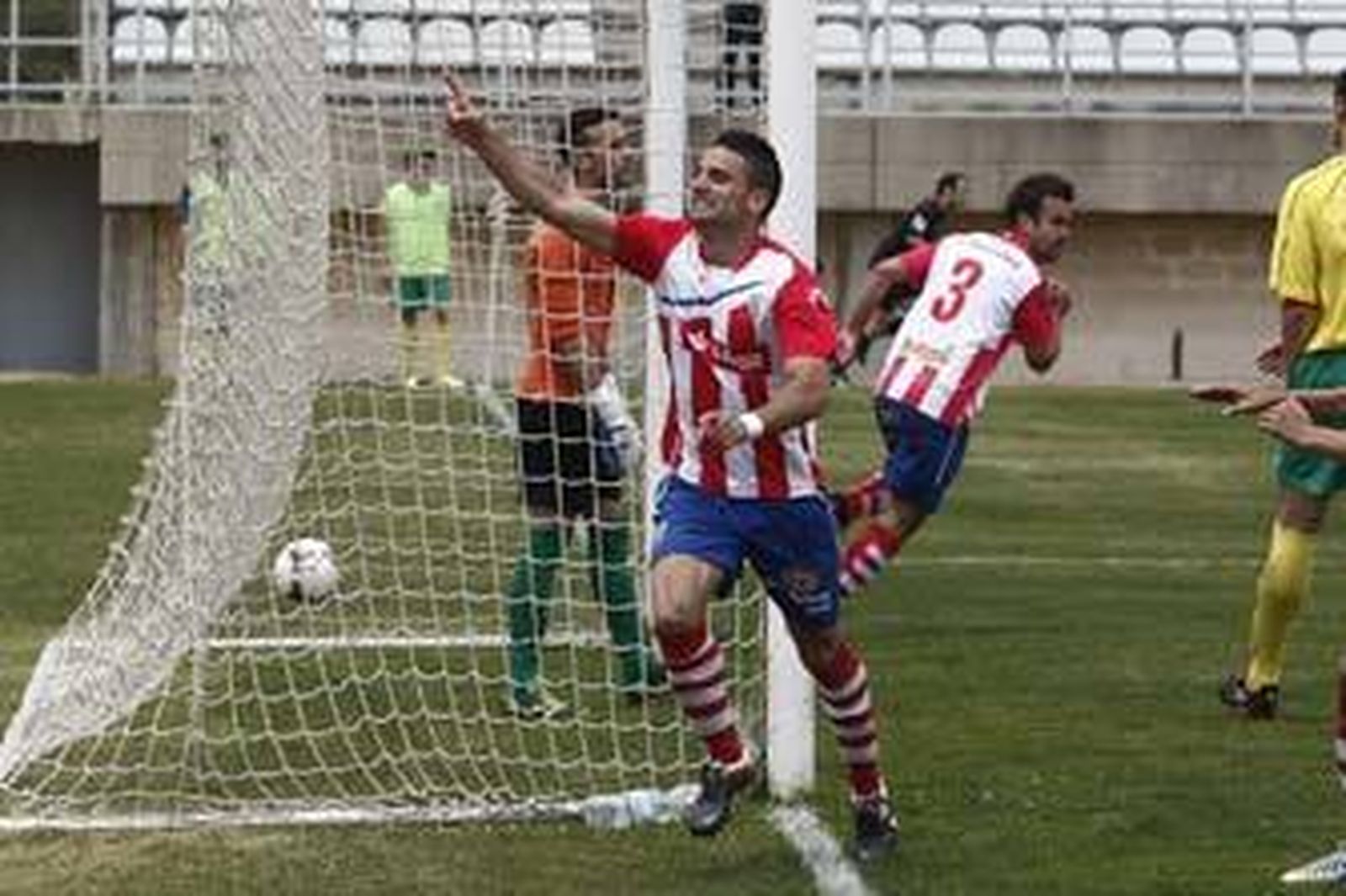 Juan Llaves celebra un tanto con el Algeciras en un partido de la pasada campaña.