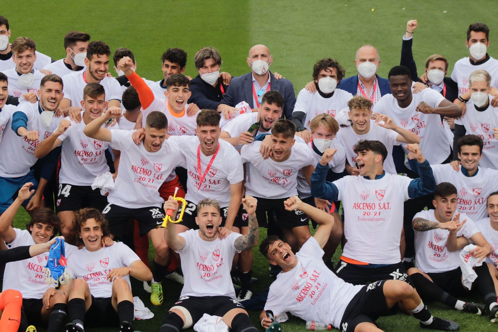 Paco Gallardo, junto a Agustín López y Monchi, en la foto de familia del Sevilla Atlético tras el logro de subir a 1ª RFEF..