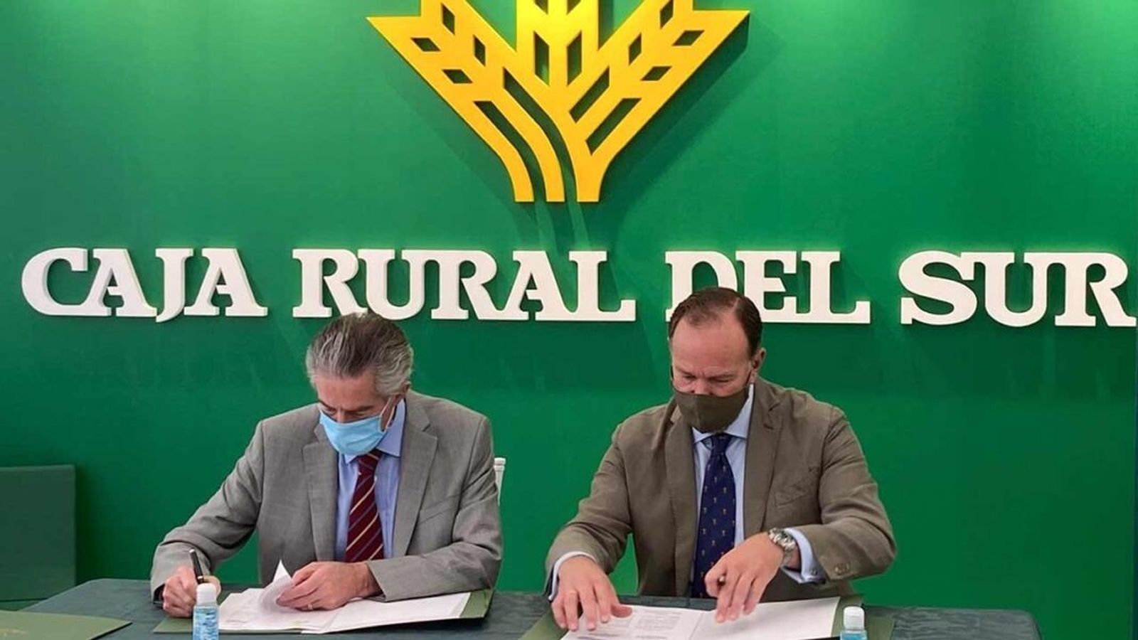 Imagen de la firma del convenio facilitada por Caja Rural del Sur.