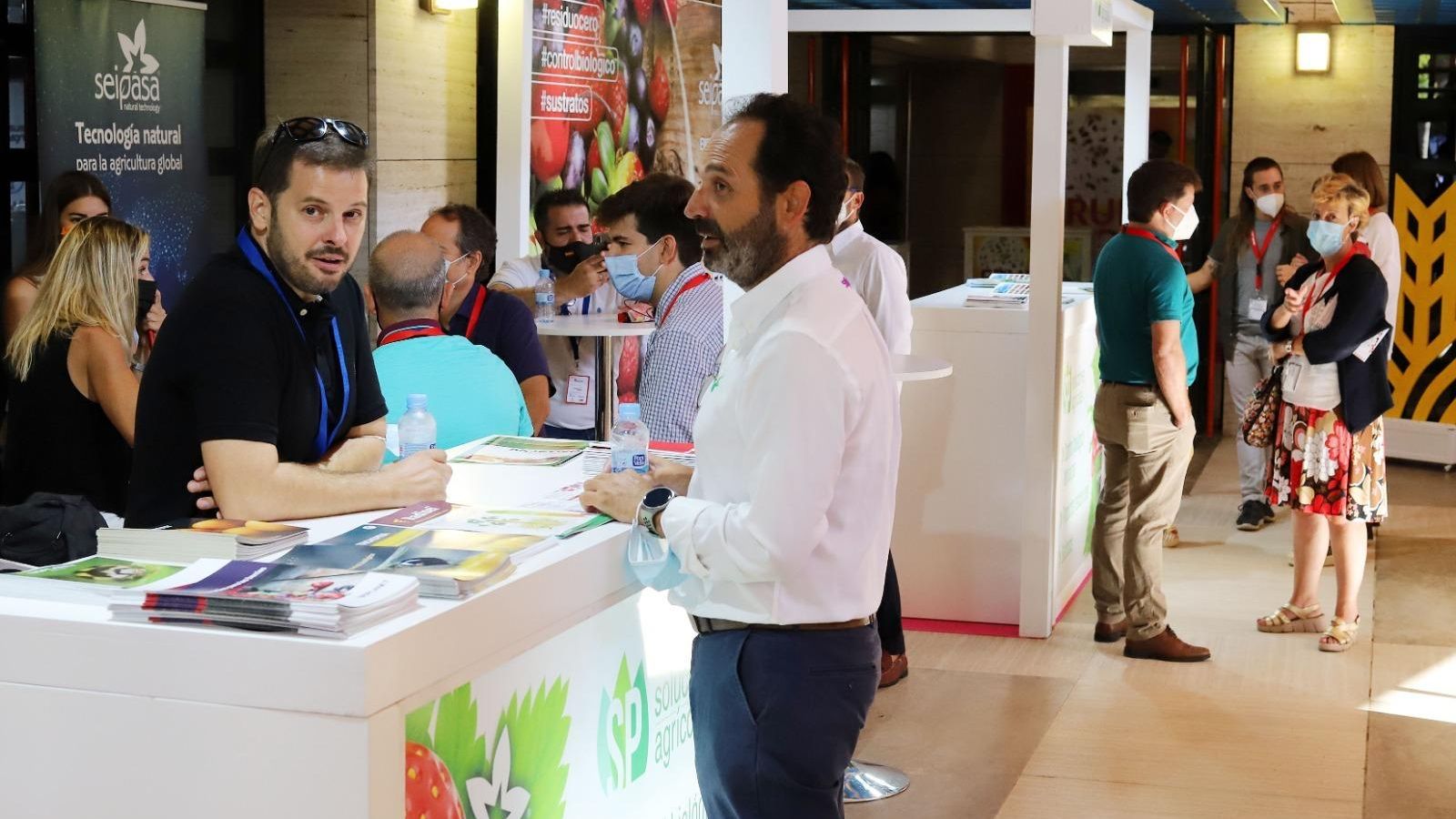 Ambiente en la zona de expositores del Congreso.
