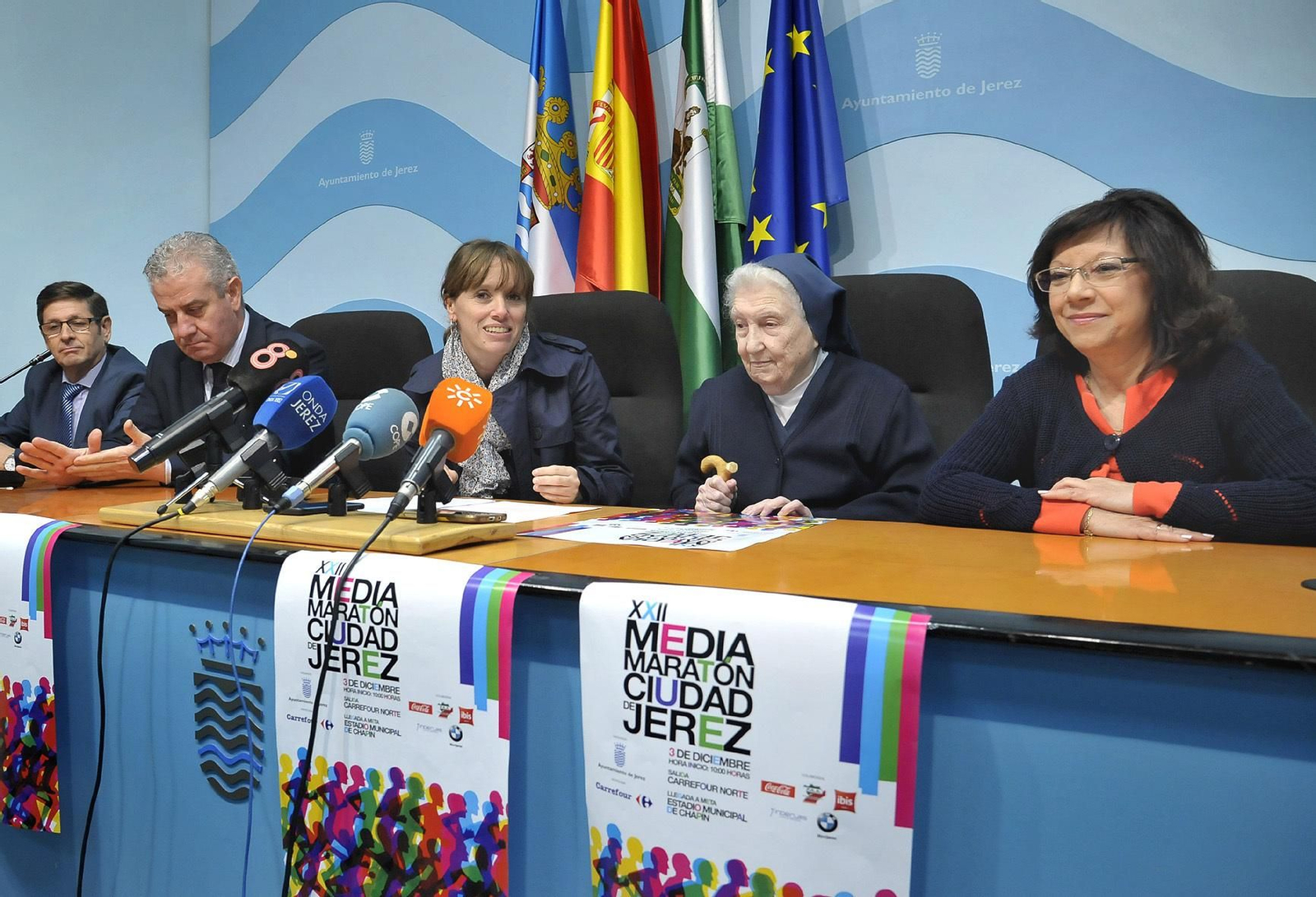 Las delegadas de Deportes e Igualdad, en la presentación de la carrera junto a sor Victoria y varios patrocinadores.