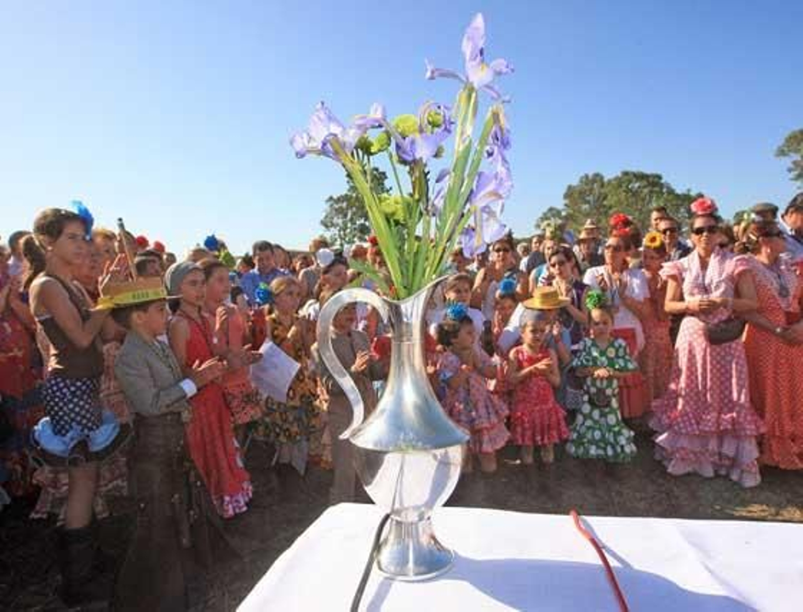 Un grupo de romeros jerezanos ayer durante la celebración de la misa en Marismillas 

Foto: Juan Carlos Toro