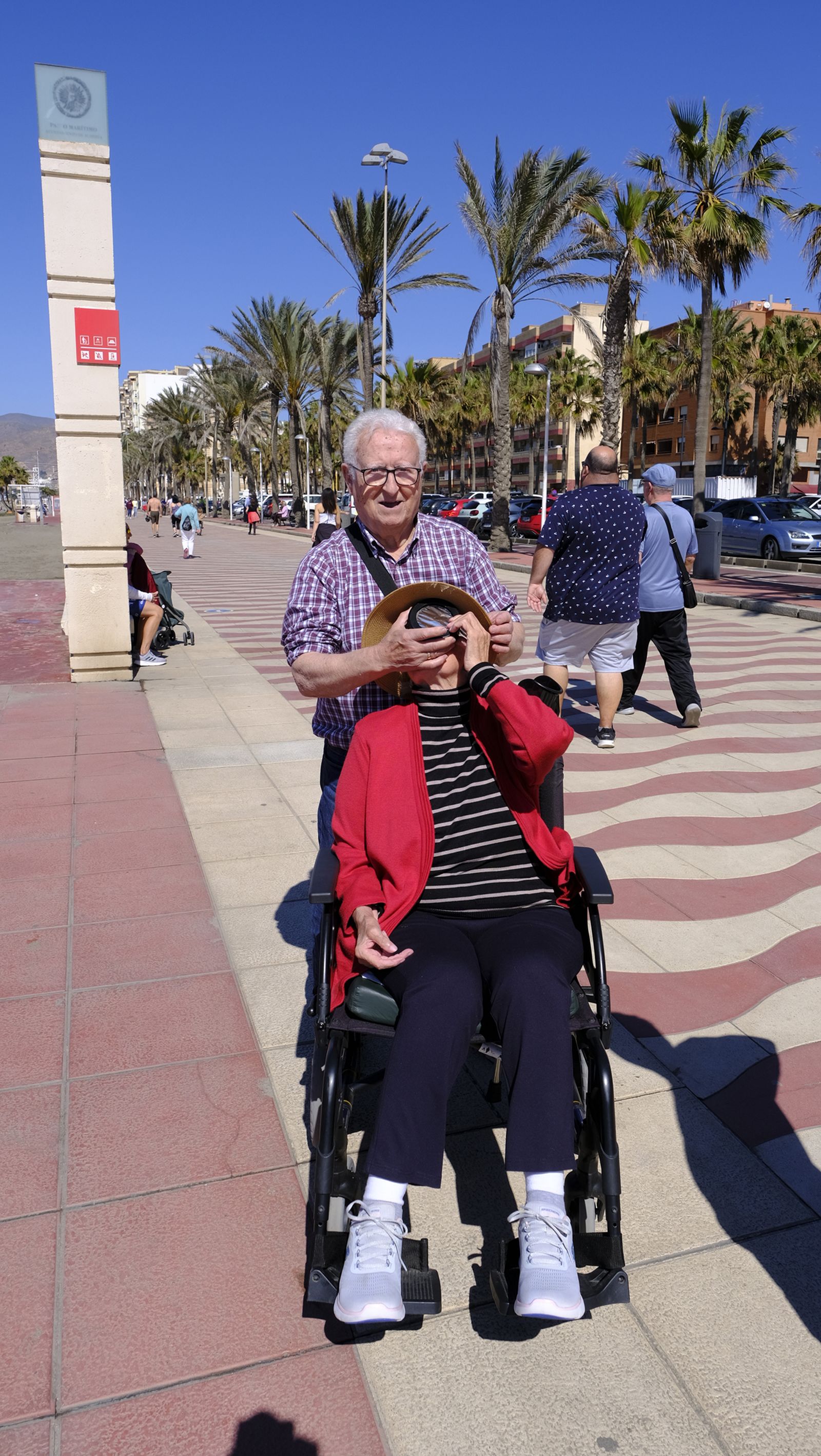 Almería observa el eclipse solar desde el Paseo Marítimo, en imágenes