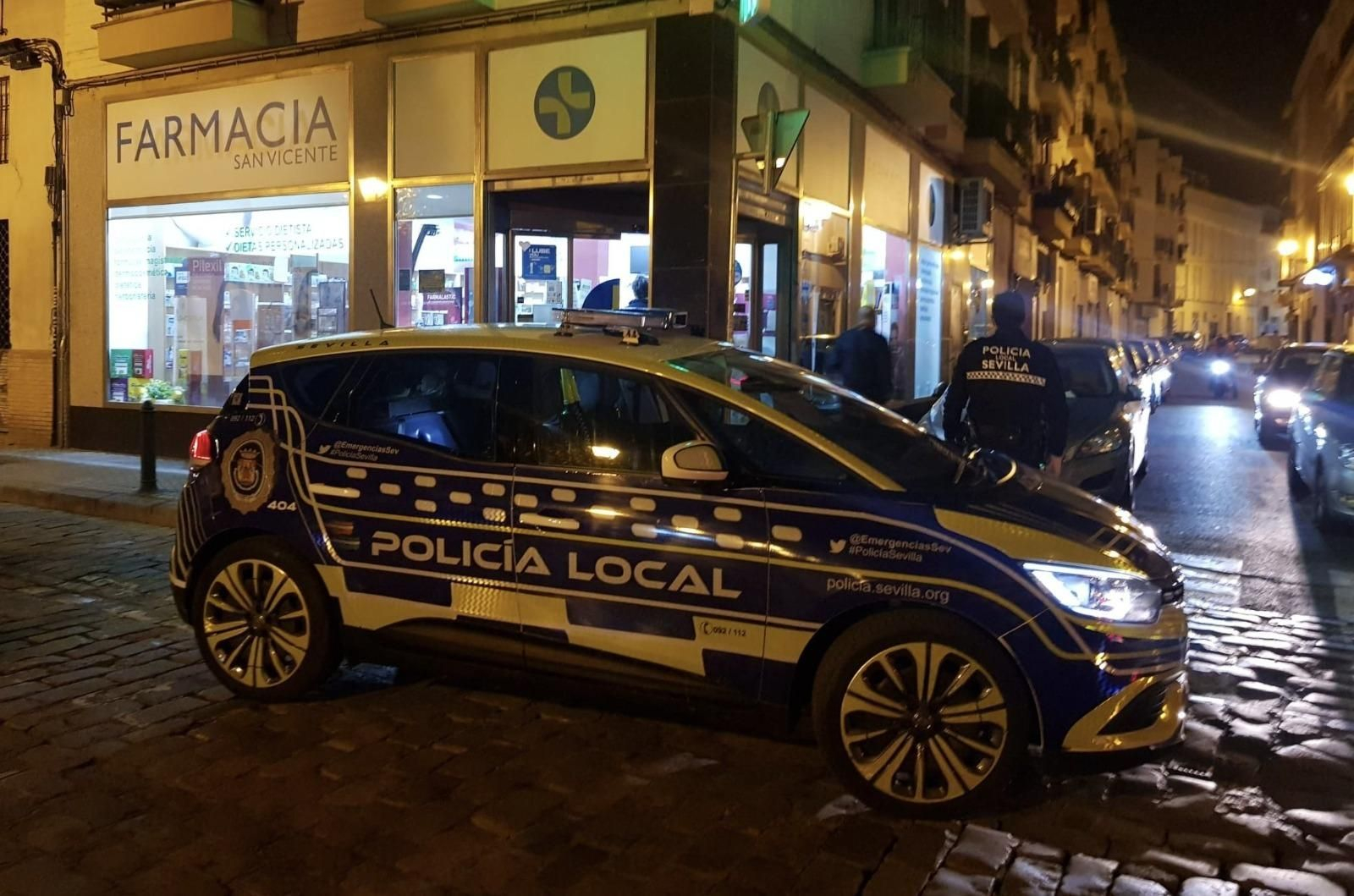 Un coche de la Policía Local por una de las calles del Centro.