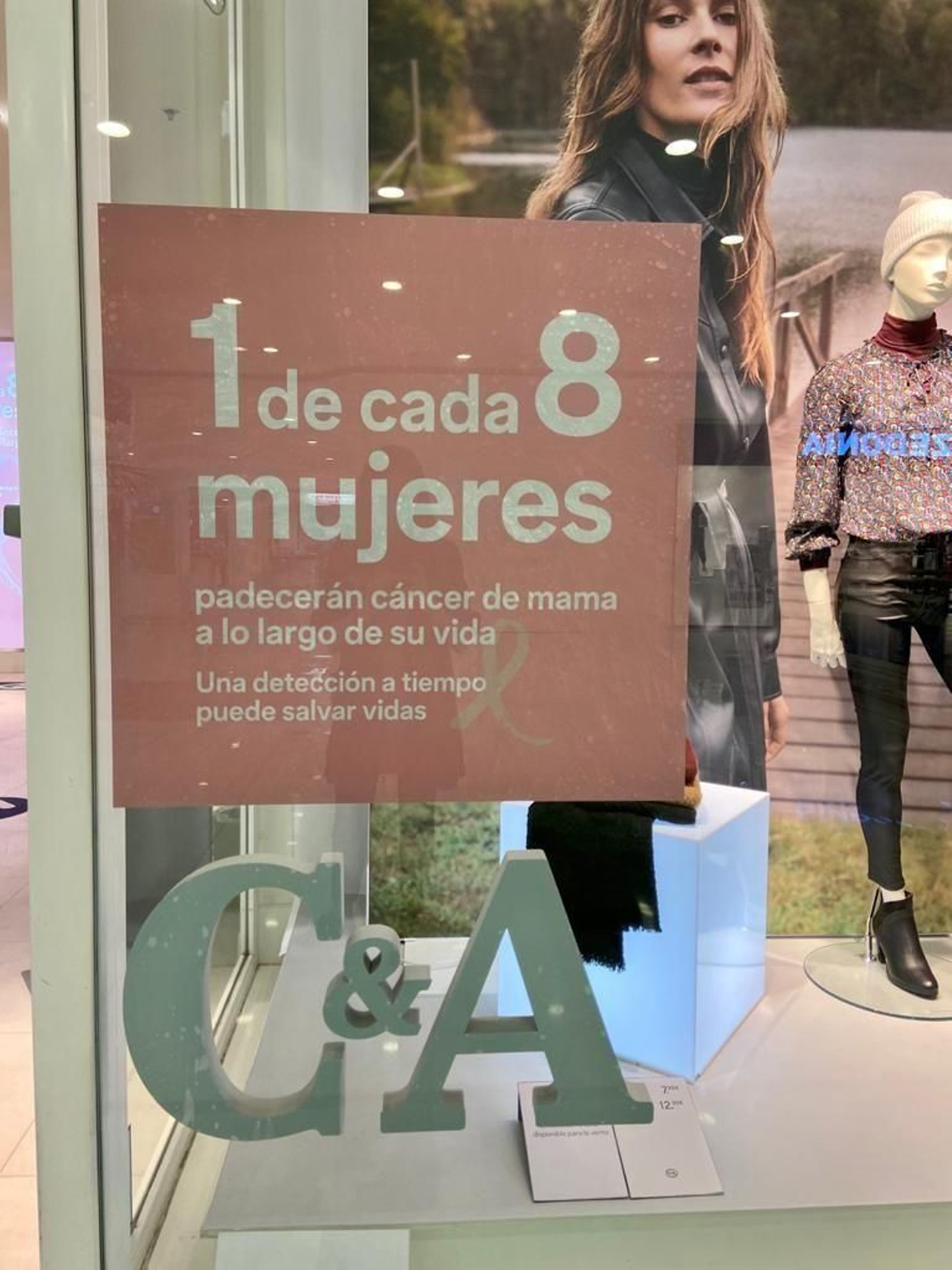 Cartel para la concienciación sobre el cáncer de mama en uno de los escaparates de la firma.