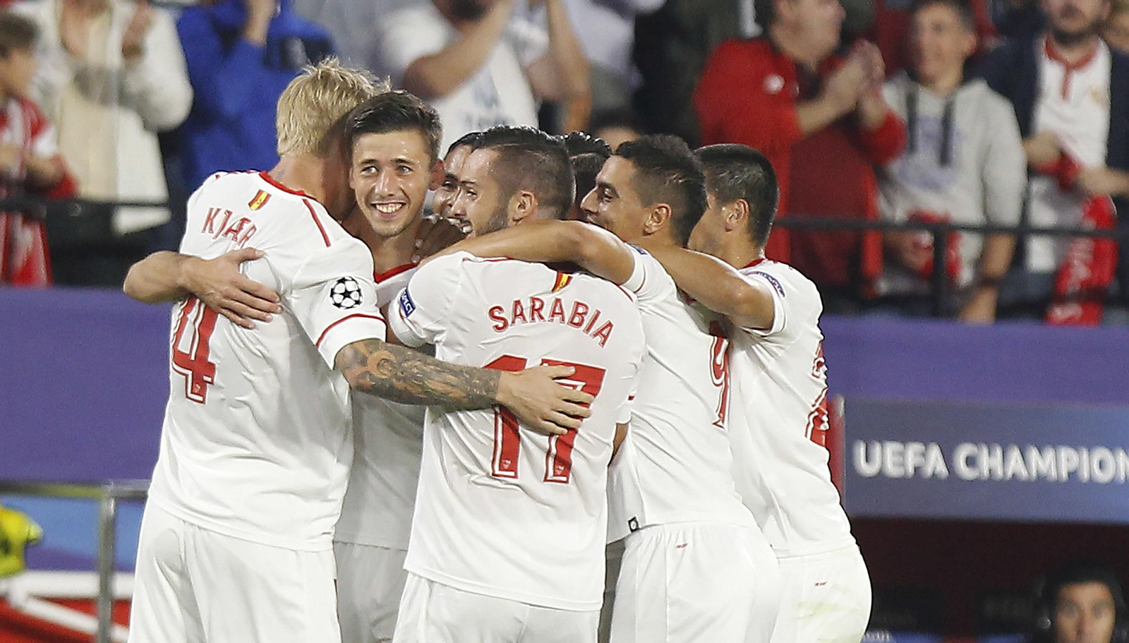 Los jugadores celebran uno de los goles.