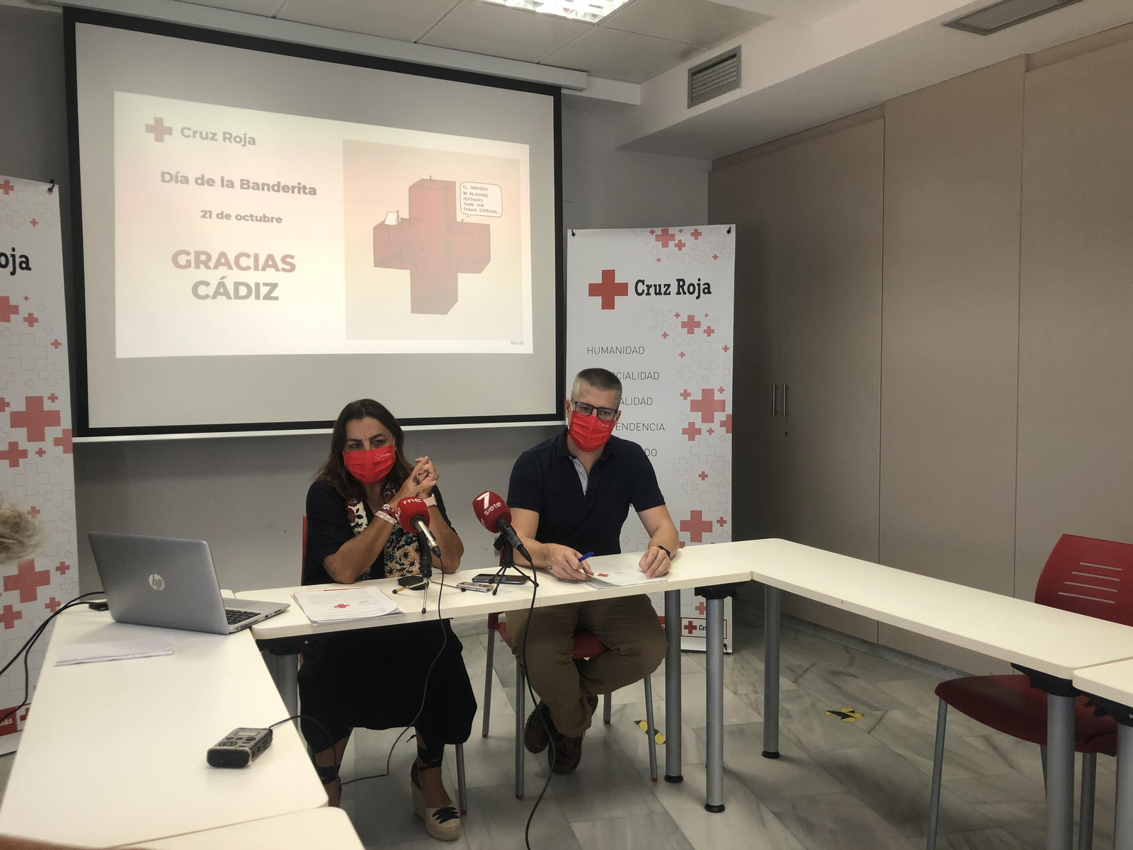 La presidenta de Cruz Roja en Cádiz, Rosario García, acompañada por el coordinador provincial, Javier Gil, durante la rueda de prensa.