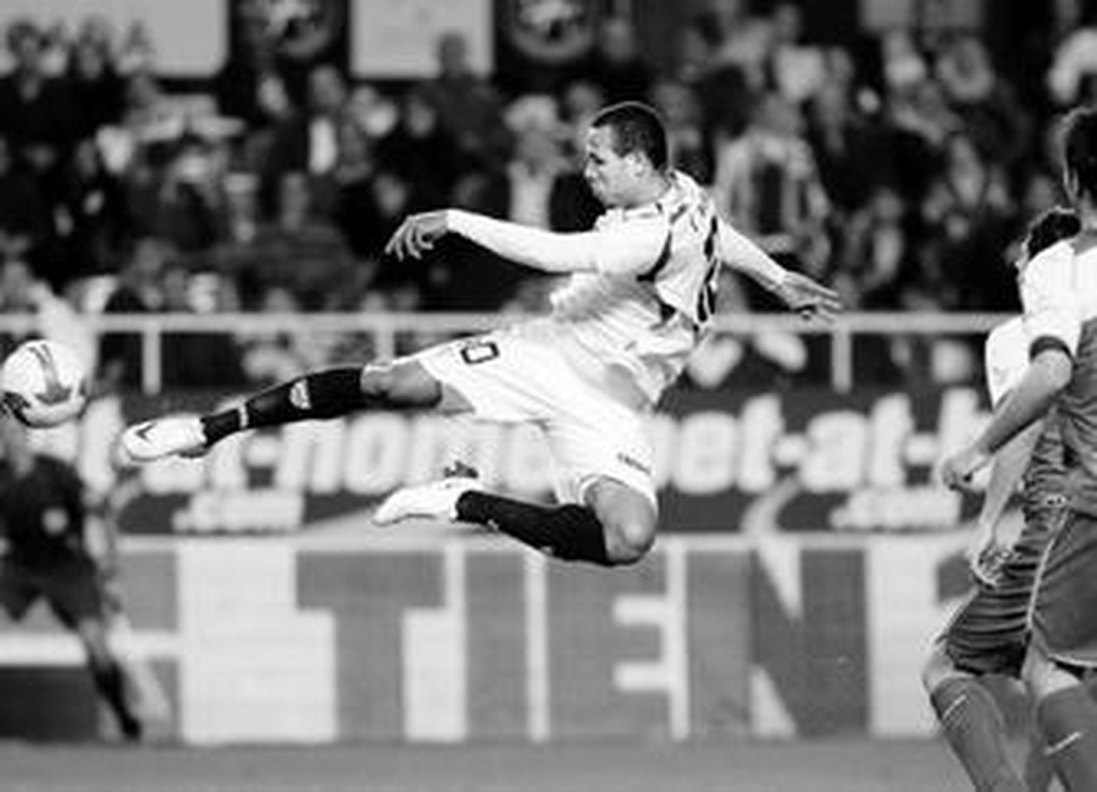 Luis Fabiano remata de manera acrobática en un balón retrasado que llegaba de Adriano.