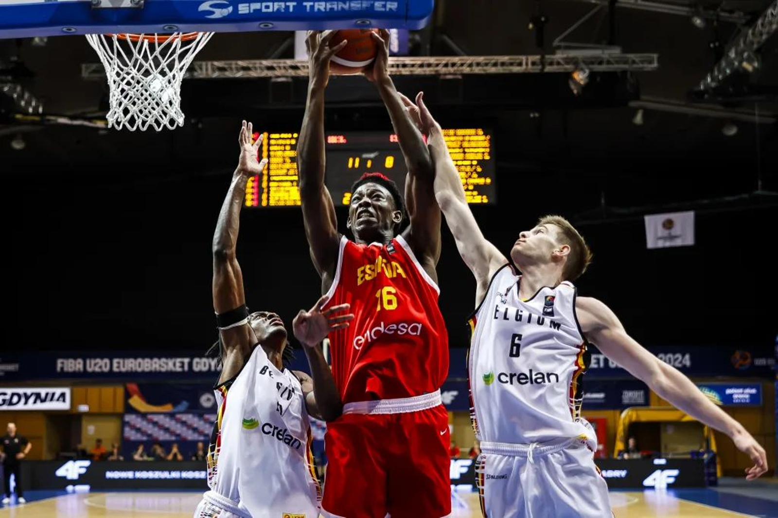Victory Onuetu intenta anotar en el Eurobasket Sub-20 Victory Onuetu intenta anotar en el Eurobasket Sub-20