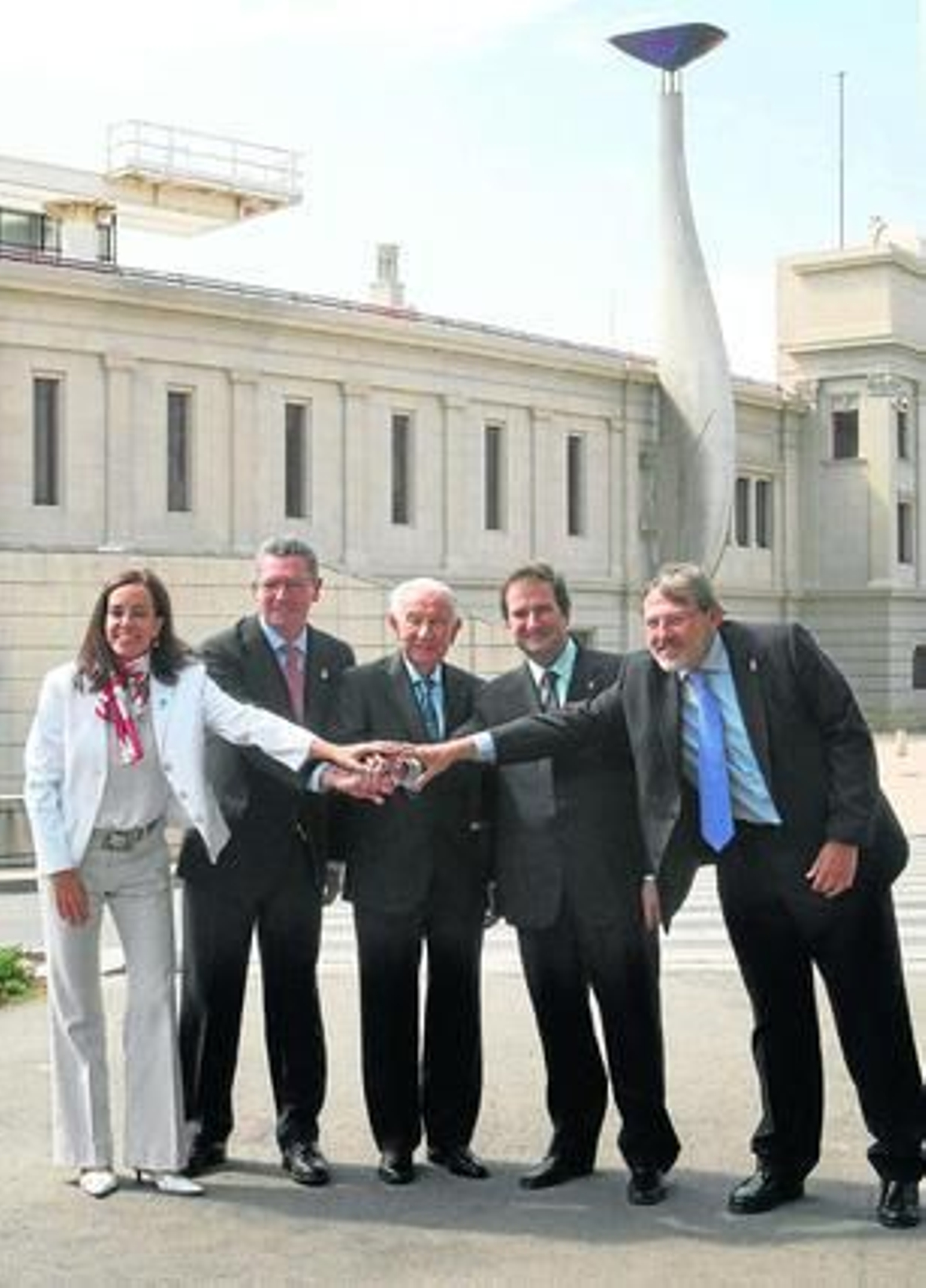 Juan Antonio Samaranch junto a Alberto Ruiz Gallardón, Mercedes Cohen, Jordi Hereu y Jaime Lissavetzky, posando delante del Estadio Olímpico de Barcelona tras el acto de apoyo de la capital catalana a la candidatura olímpica de Madrid 2016.

Foto: Andreu Dalmau / Efe