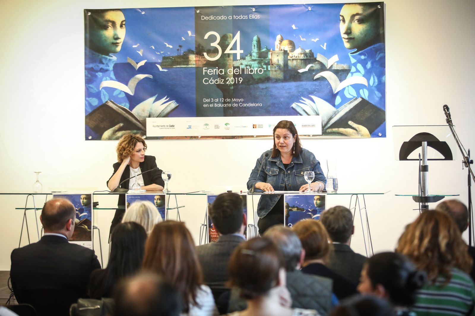 Care Santos durante su pregón junto a la periodista Almudena de la Montaña.