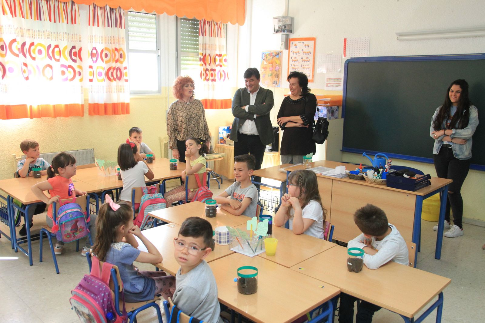 Imágenes de la plantación de árboles llevada a cabo en el colegio Los Rosales, con motivo del incendio del año pasado