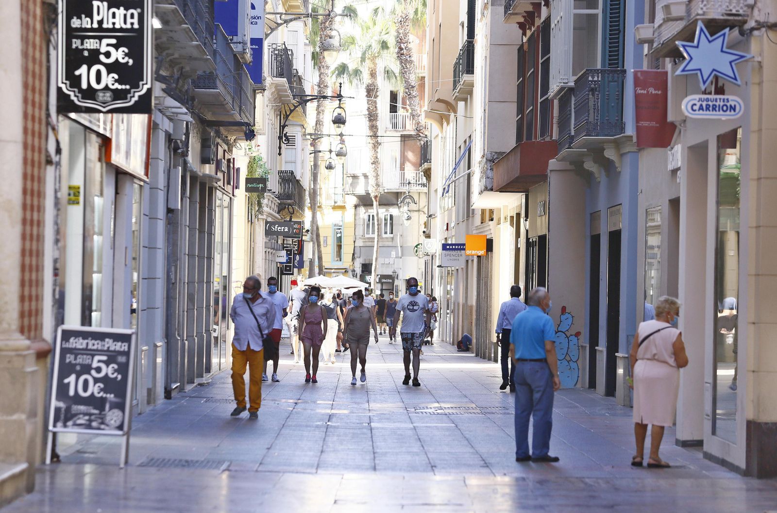 Varias personas de paseo por calle Nueva, una de las calles comerciales del Centro de la capital.