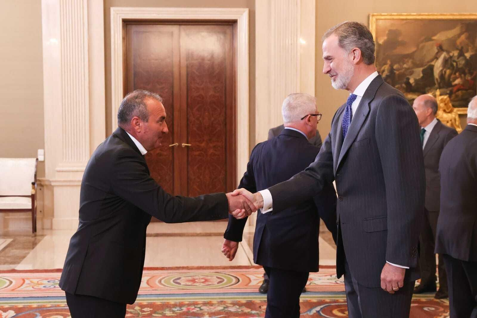 El almeriense Ramón García Fenoy saluda al Rey Felipe VI durante el recibimiento en audiencia con motivo del centenario de la entidad jienense.