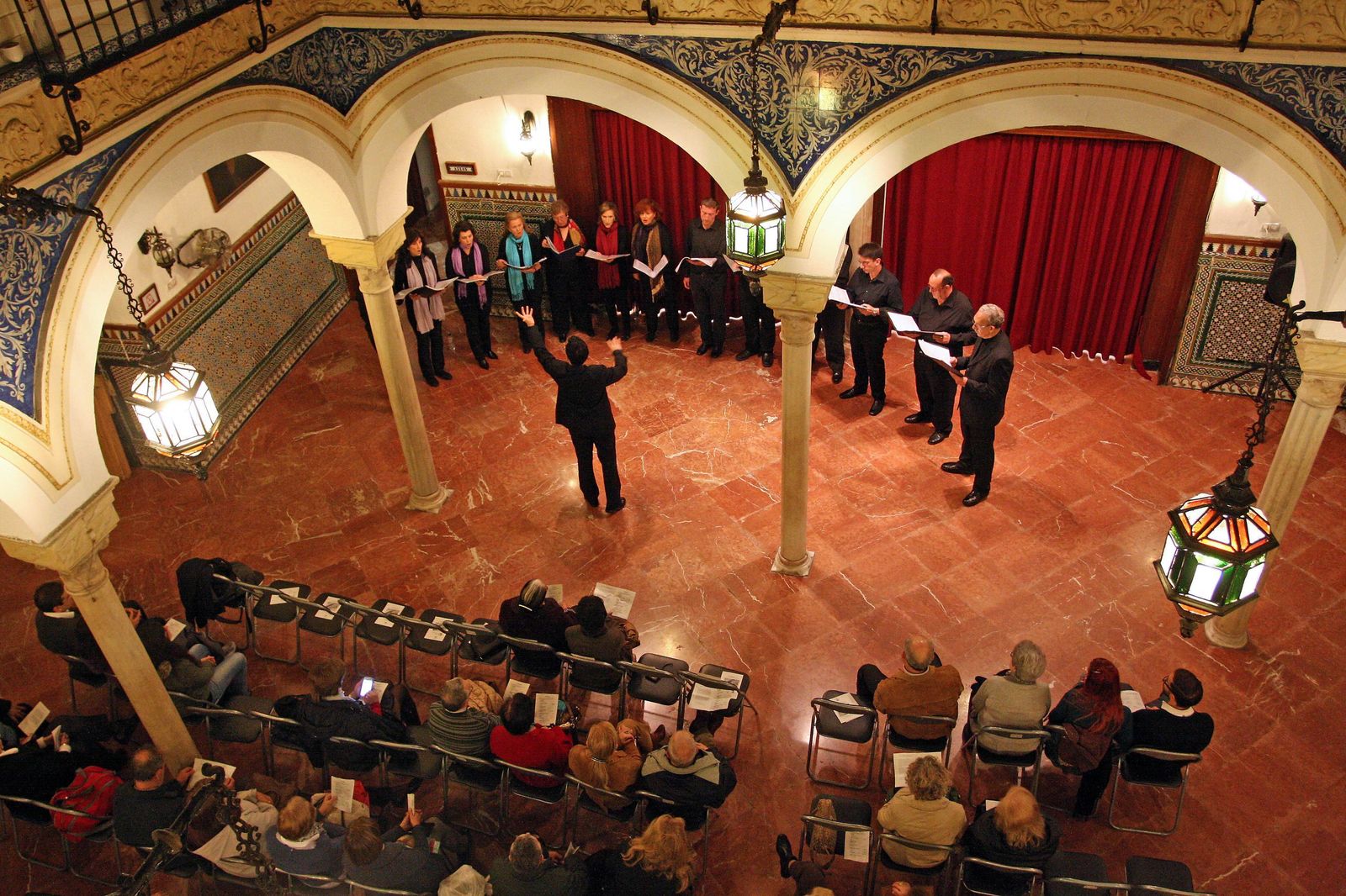 Patio de la sede central del Círculo Mercantil e Industrial en la calle Sierpes.