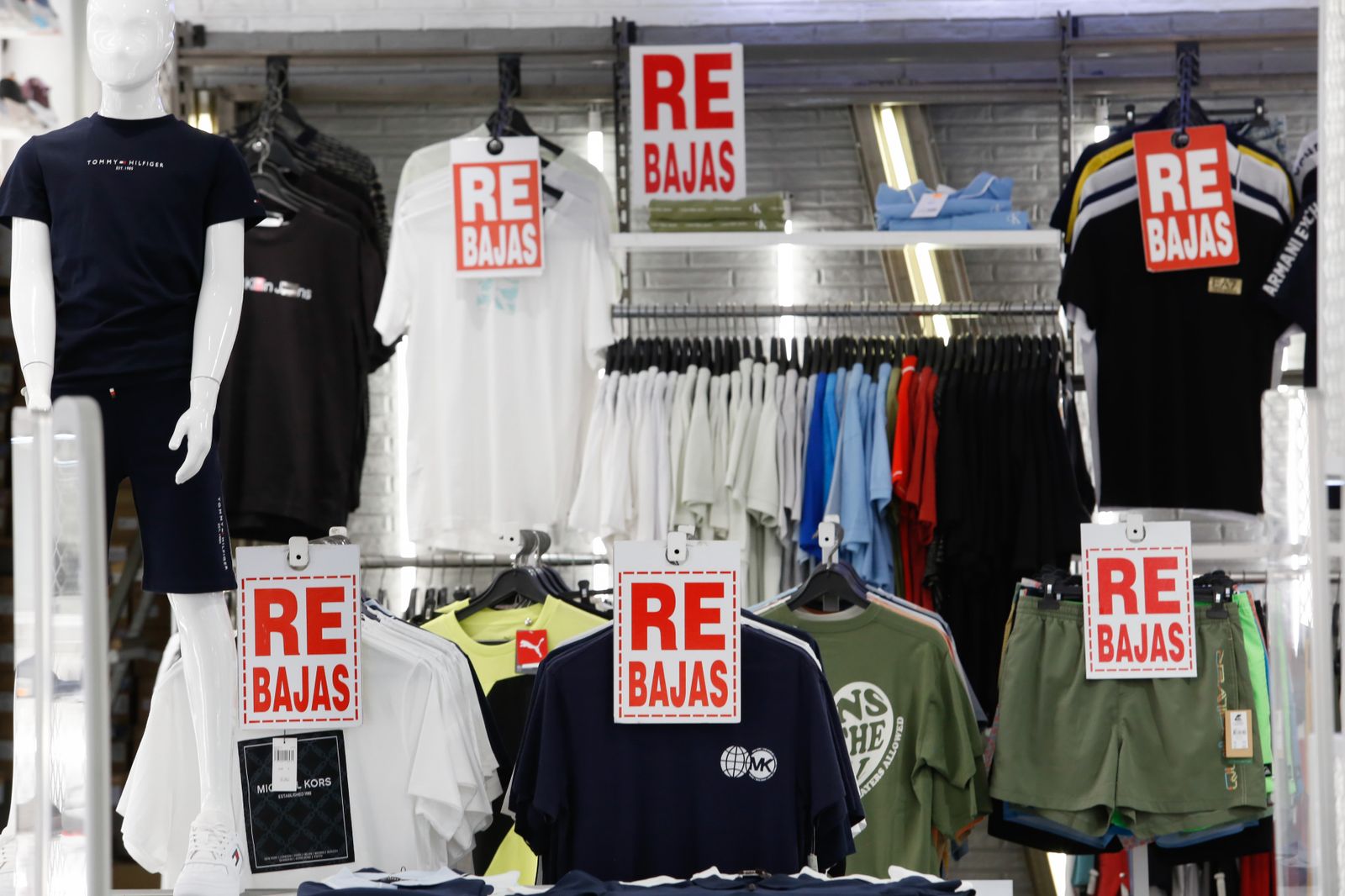 Arranque de las rebajas de verano en el centro comercial Puerta Europa de Algeciras, en imágenes