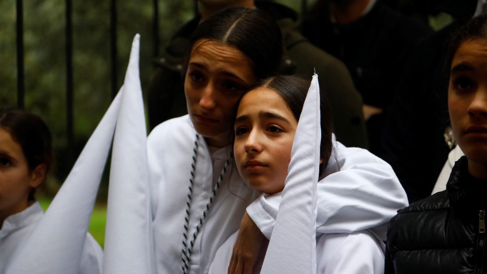 Dos nazarenas de la Paz, tristes tras suspenderse la estación  de penitencia.