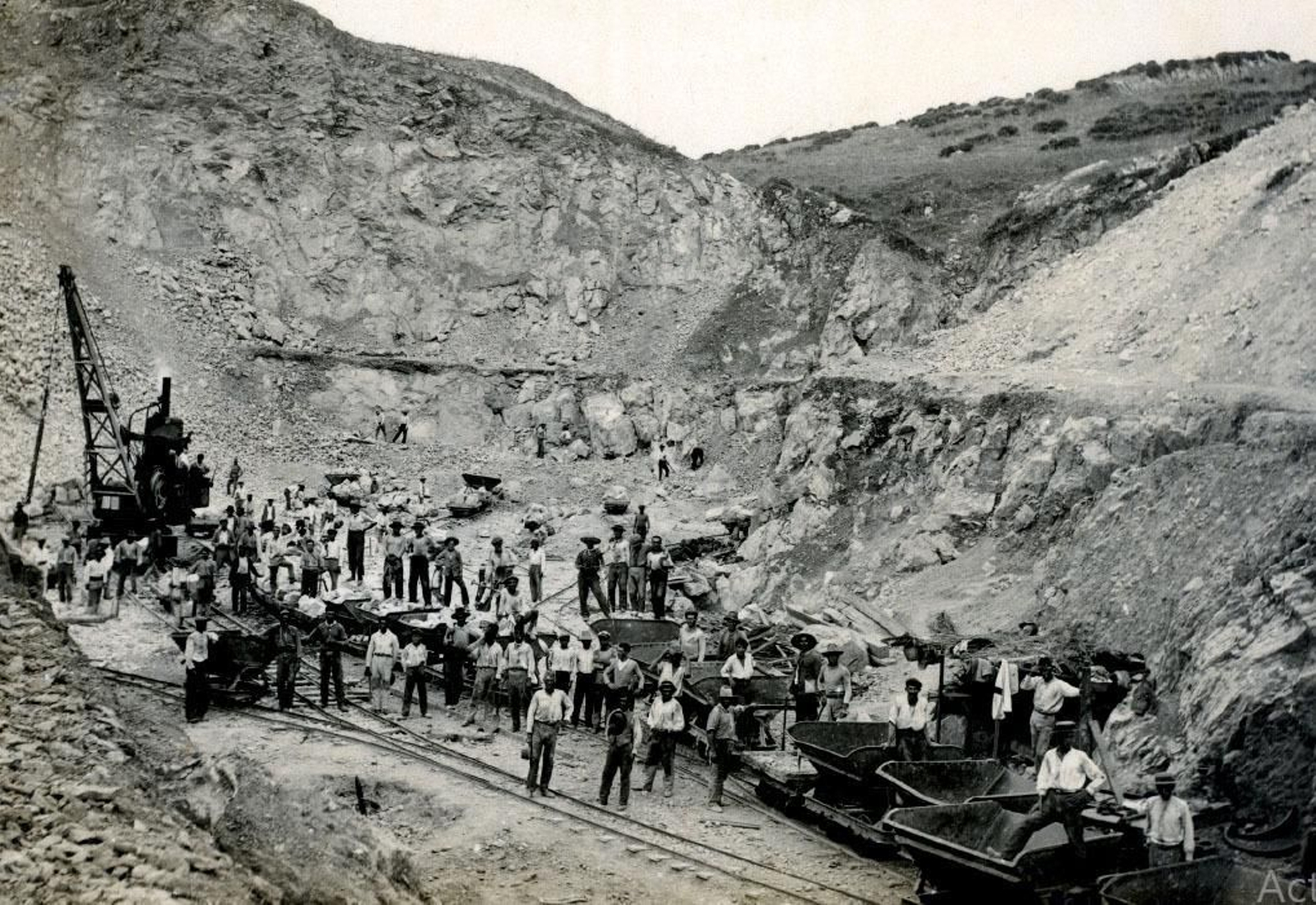 Personal contratado por la Junta de Obras para trabajar en la Cantera de los Guijos. Fotografía tomada en torno al año 1927 (Archivo de la A.P.B.A.). Personal contratado por la Junta de Obras para trabajar en la Cantera de los Guijos. Fotografía tomada en torno al año 1927 (Archivo de la A.P.B.A.).