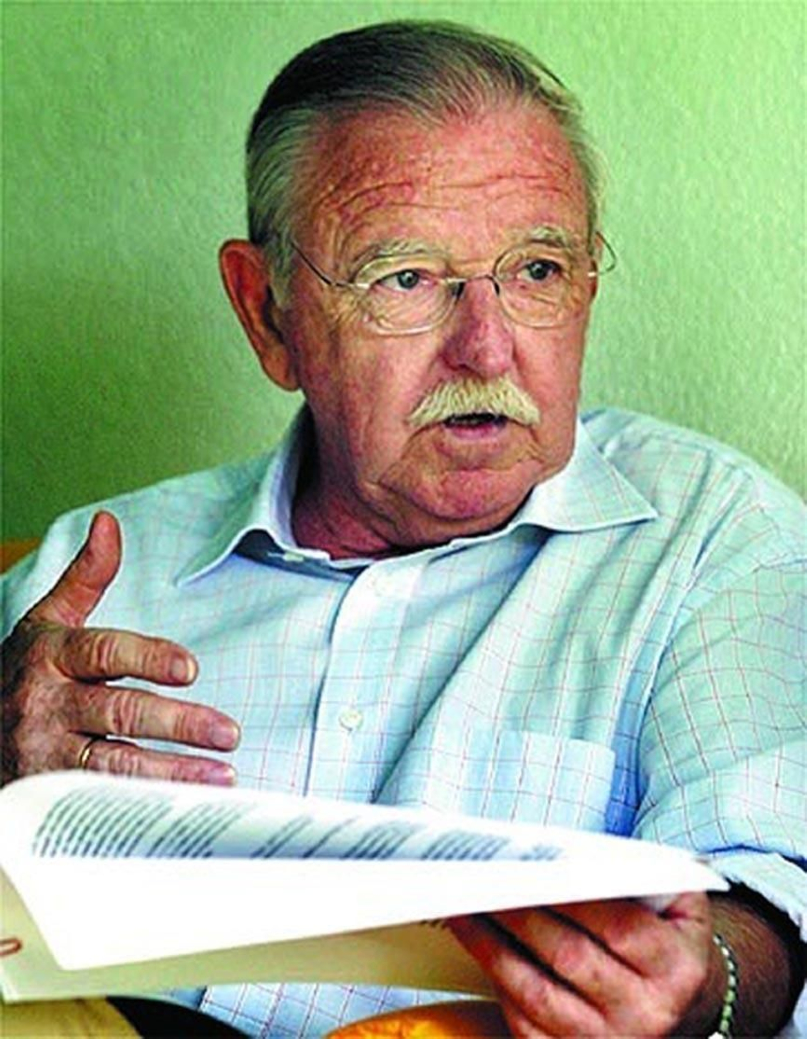 1. José Antonio Alcina saluda a un jovencísimo príncipe Felipe en presencia del rey Juan Carlos. 2. Alcina en una foto para la entrevista en el Diario sobre su libro acerca de don Felipe. 3. El entonces príncipe Felipe y su tutor en un desembarco anfibio en Carboneras, en 1981.