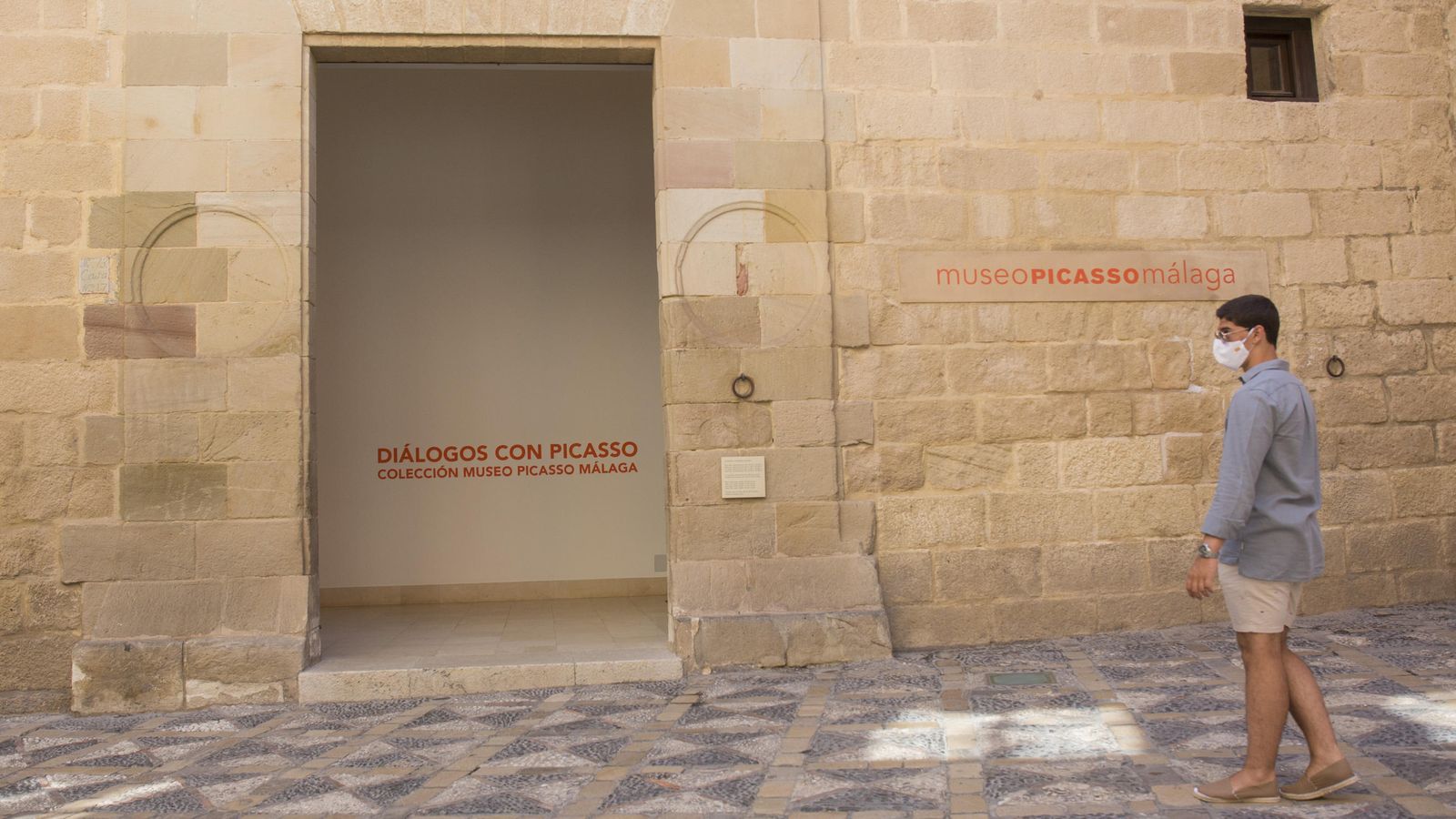 Un paseante frente al Museo Picasso Málaga.
