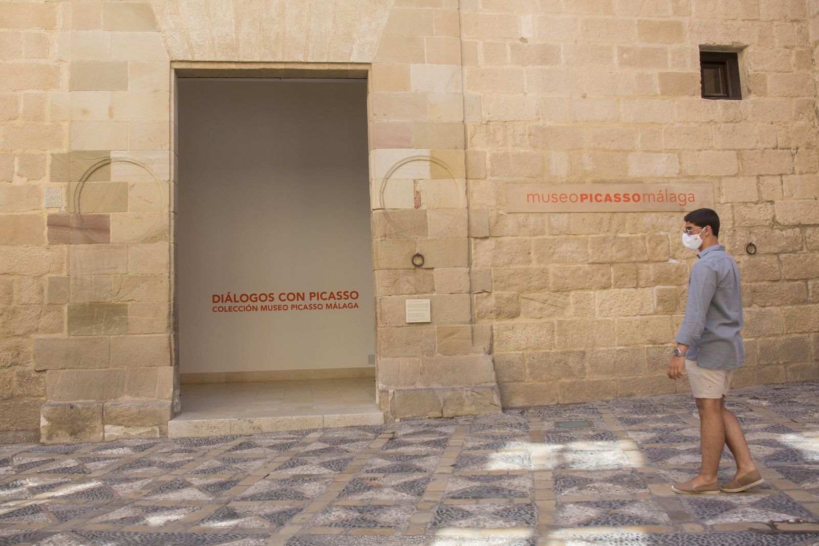Un paseante frente al Museo Picasso Málaga.