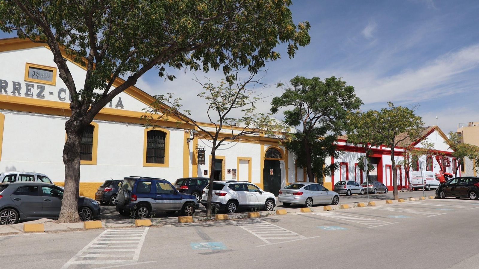 La normativa del Plan Especial del Conjunto Histórico establece que el color de los dos edificios bodegueros debe ser blanco y amarillo albero. La normativa del Plan Especial del Conjunto Histórico establece que el color de los dos edificios bodegueros debe ser blanco y amarillo albero.