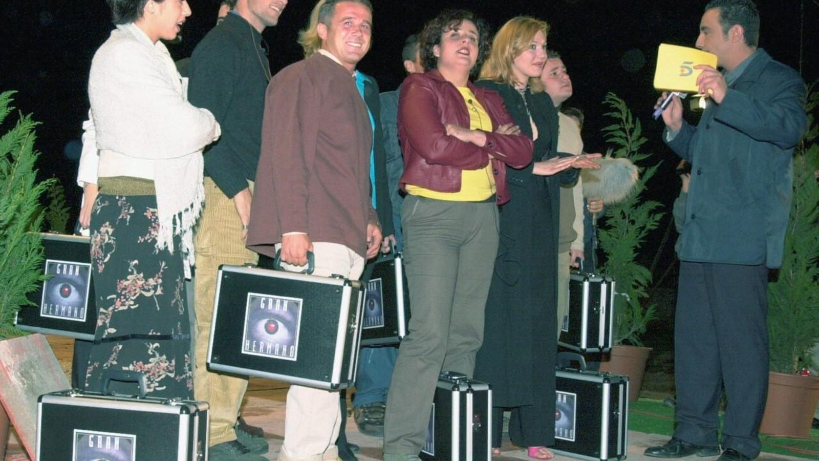 Fernando Acaso recibe a los concursantes a  la entrada de la casa en Soto del Real