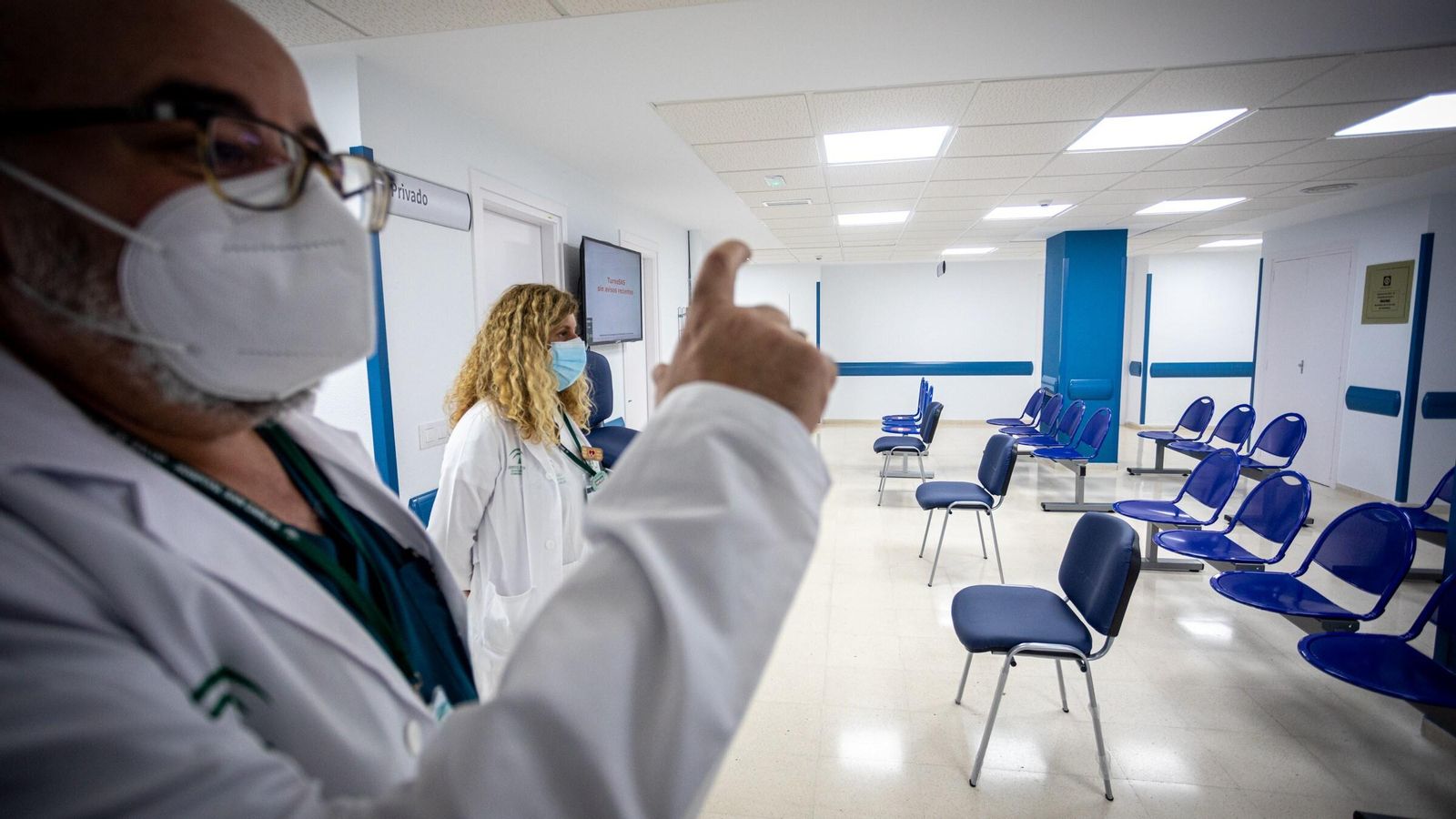 El doctor Daniel García Gil, junto a Alicia Crespo Espinosa, coordinadora de casos y supervisión, mientras explican cómo funciona el hospital de día médico. El doctor Daniel García Gil, junto a Alicia Crespo Espinosa, coordinadora de casos y supervisión, mientras explican cómo funciona el hospital de día médico.