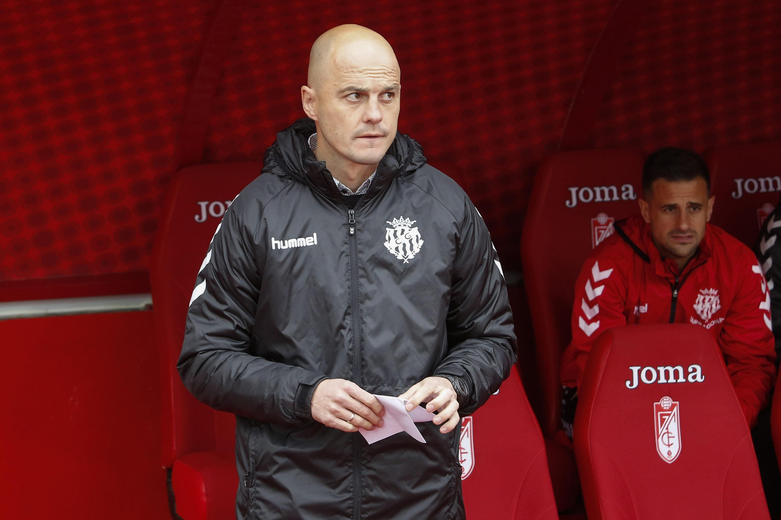 Nano Rivas, con Javi Márquez en segundo plano en el banquillo.