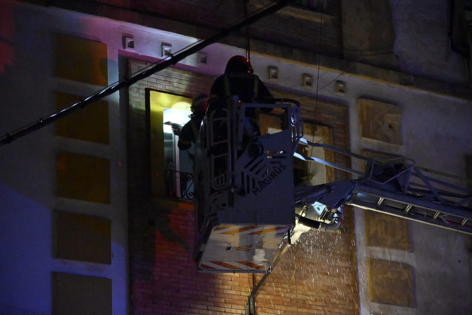 El bombero apagando el incendio.