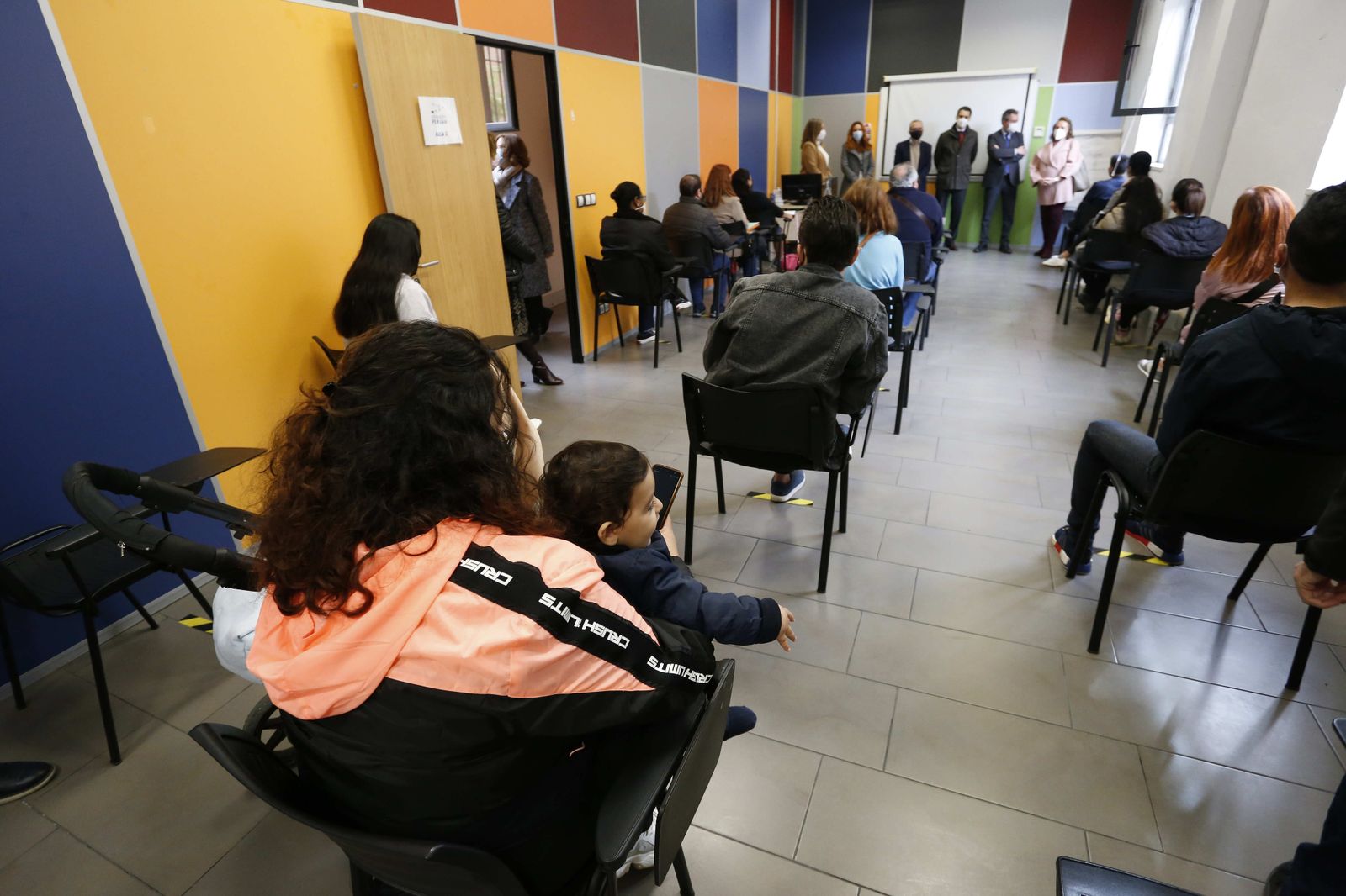 Una mujer con su hijo en el programa de empleo de este año con la Fundación Persán.