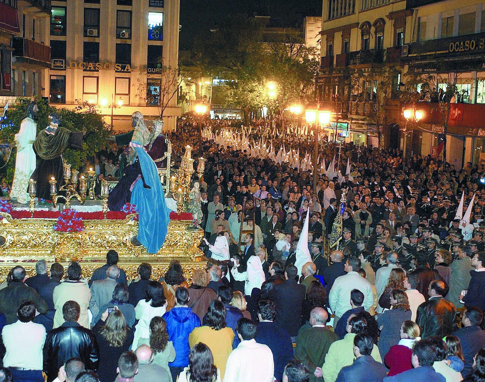 El paso de misterio de la Bofetá discurriendo por la Campana el Martes Santo de 2003.