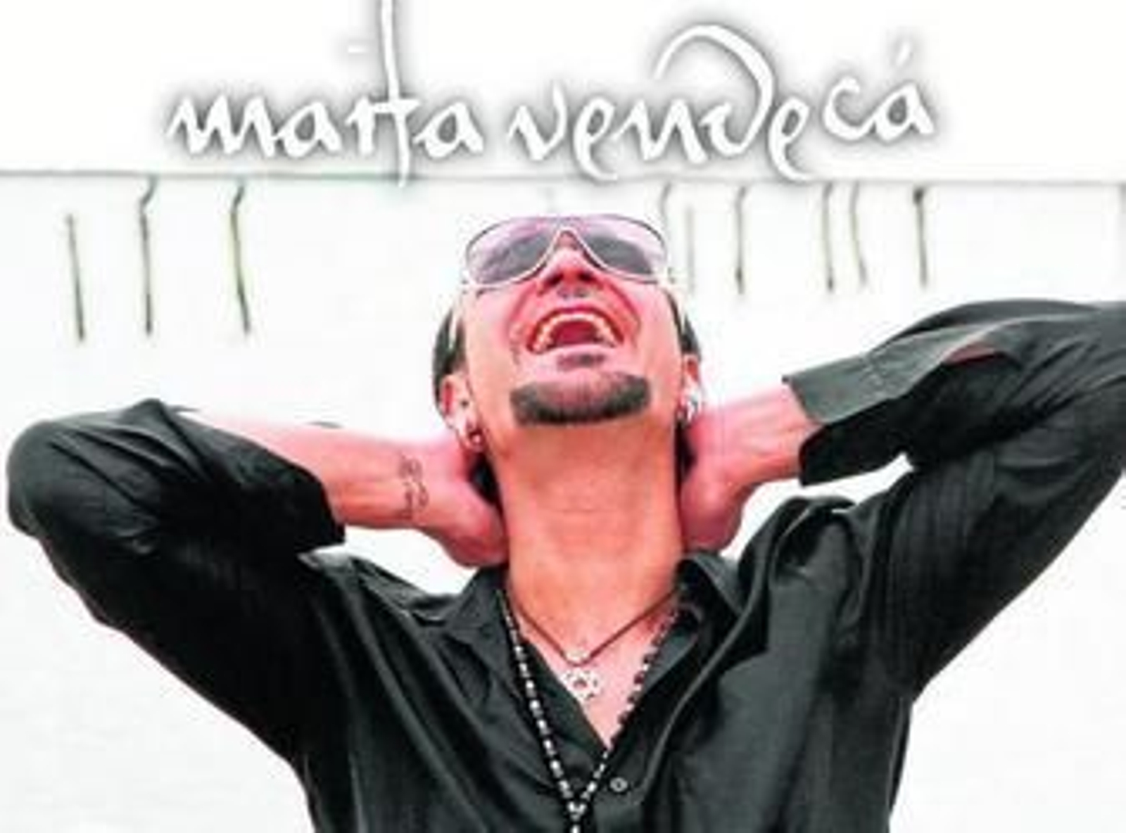 El artista gaditano, en una foto bajo la lluvia, promocionando su último disco Corazón Noble.