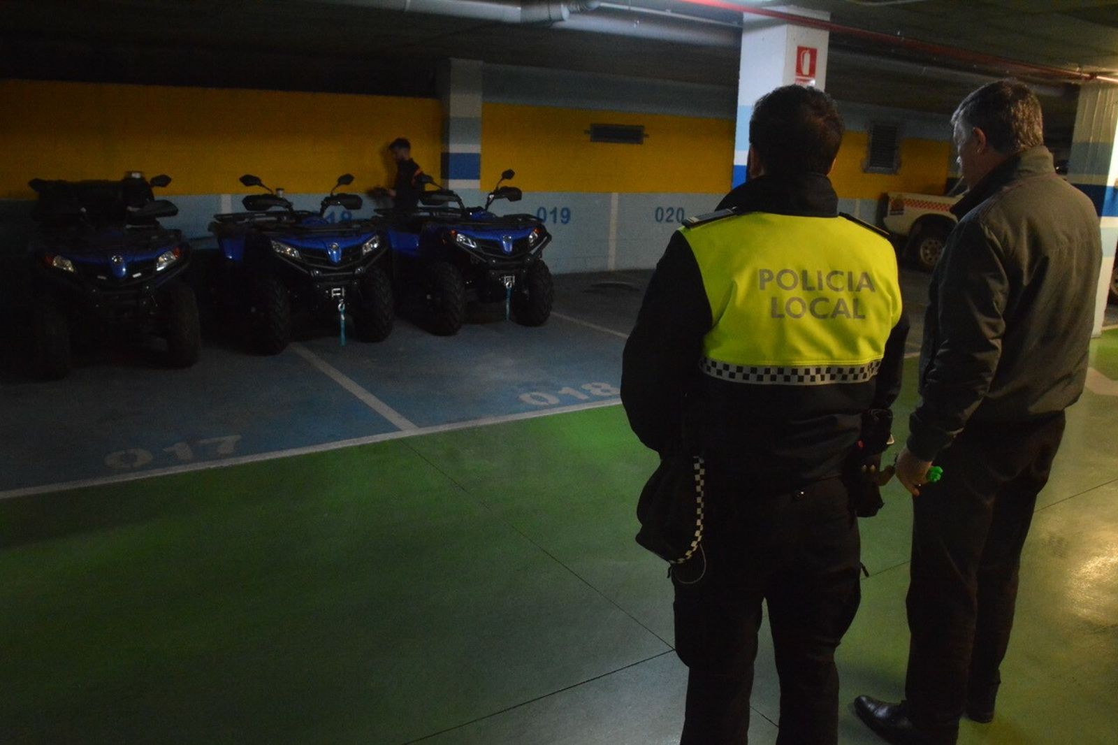 El alcalde de Palos, Carmelo Romero, supervisa la flota de vehículos.