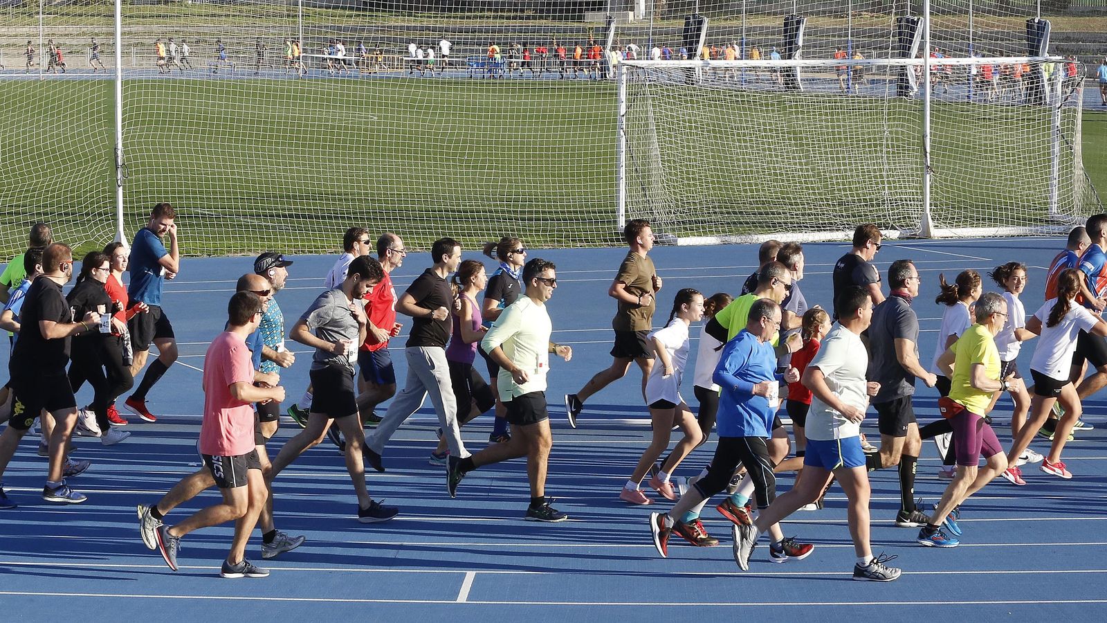 Un grupo de corredores, a la salida de la prueba.