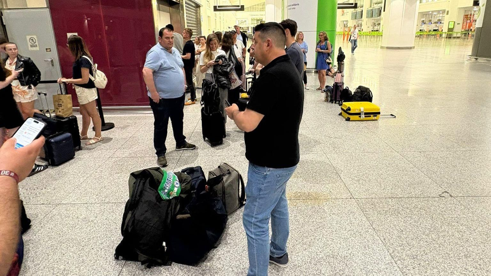 Béticos afectados por un avión en el aeropuerto de Málaga