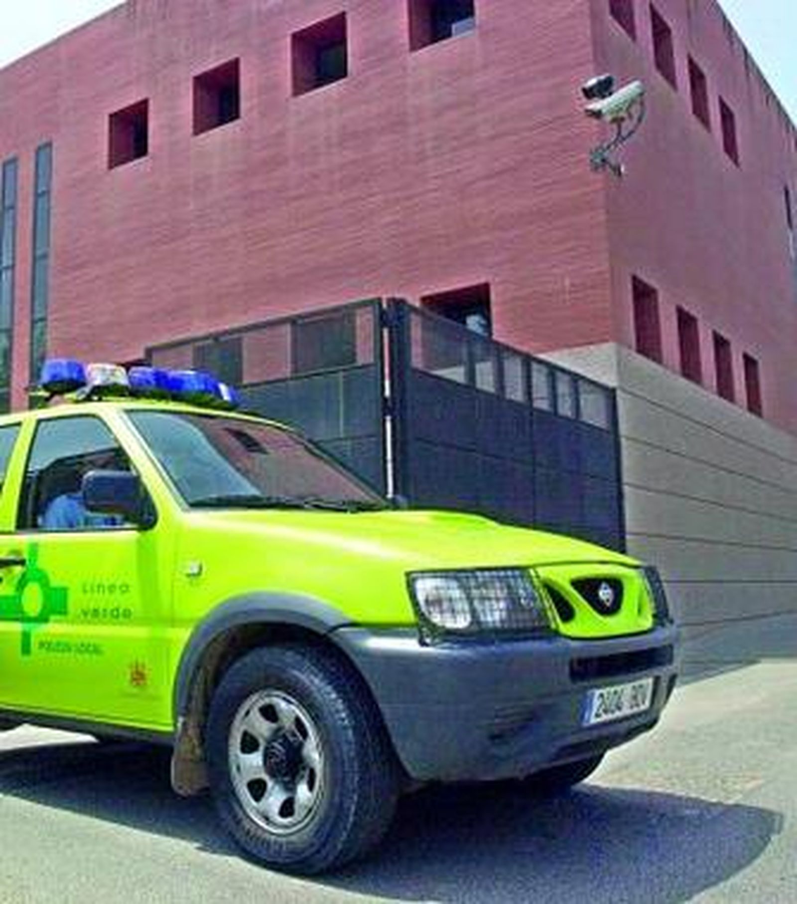 Un vehículo de la Línea Verde sale de la Jefatura.