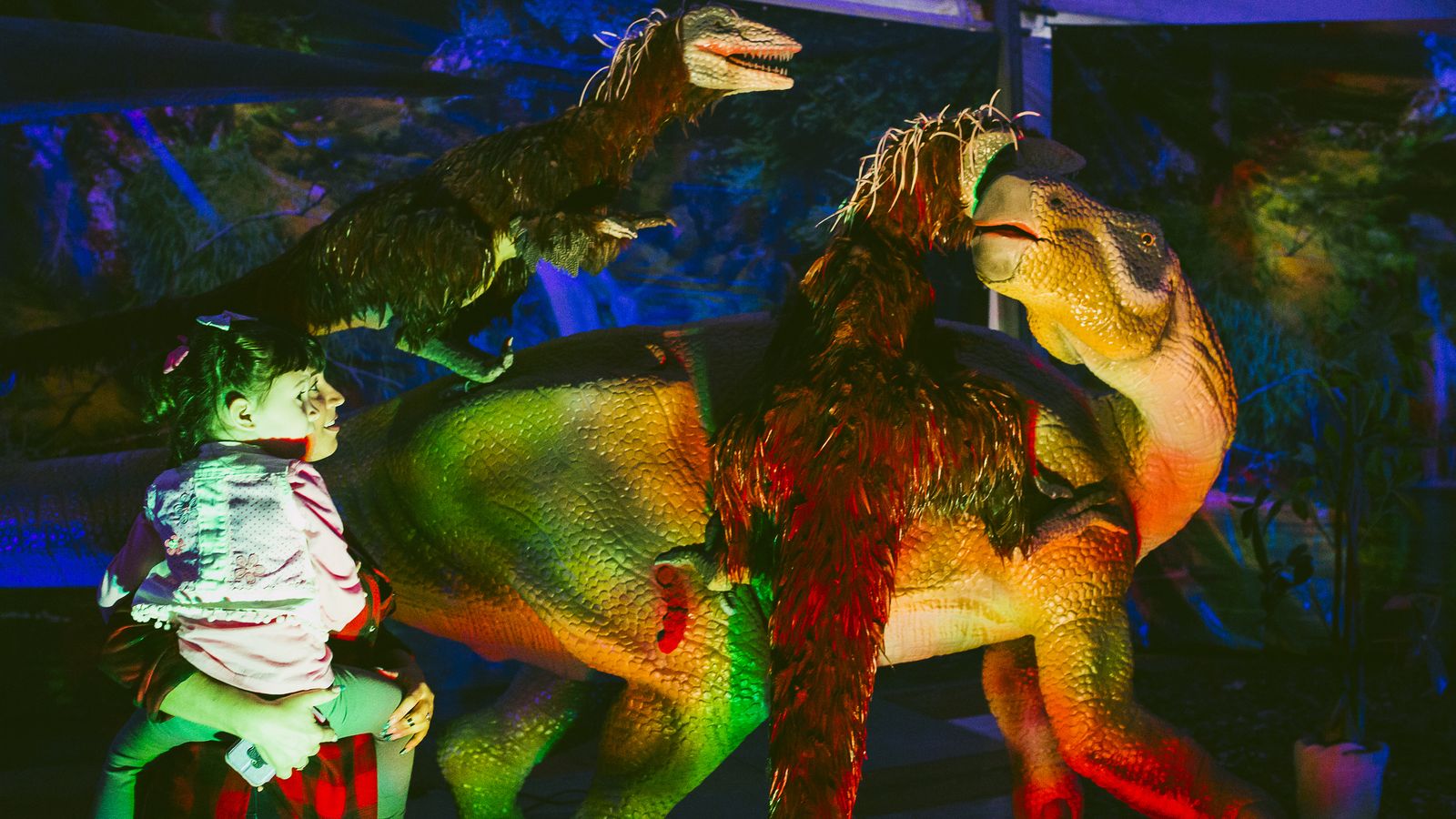 La exposición de dinosaurios animatrónicos permanecerá en la explanada exterior del Estadio de la Cartuja hasta el 22 de marzo.