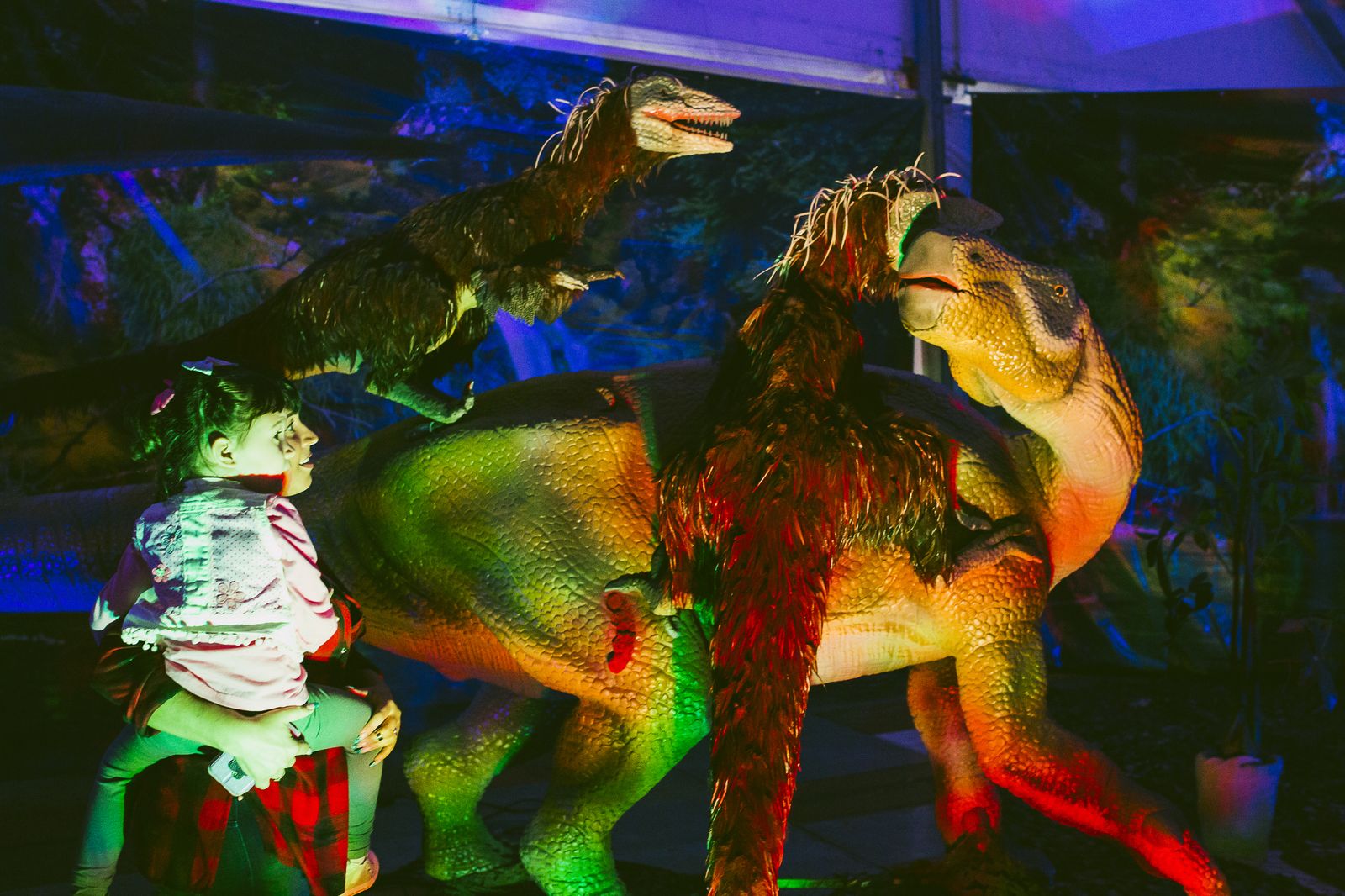 La exposición de dinosaurios animatrónicos permanecerá en la explanada exterior del Estadio de la Cartuja hasta el 22 de marzo.