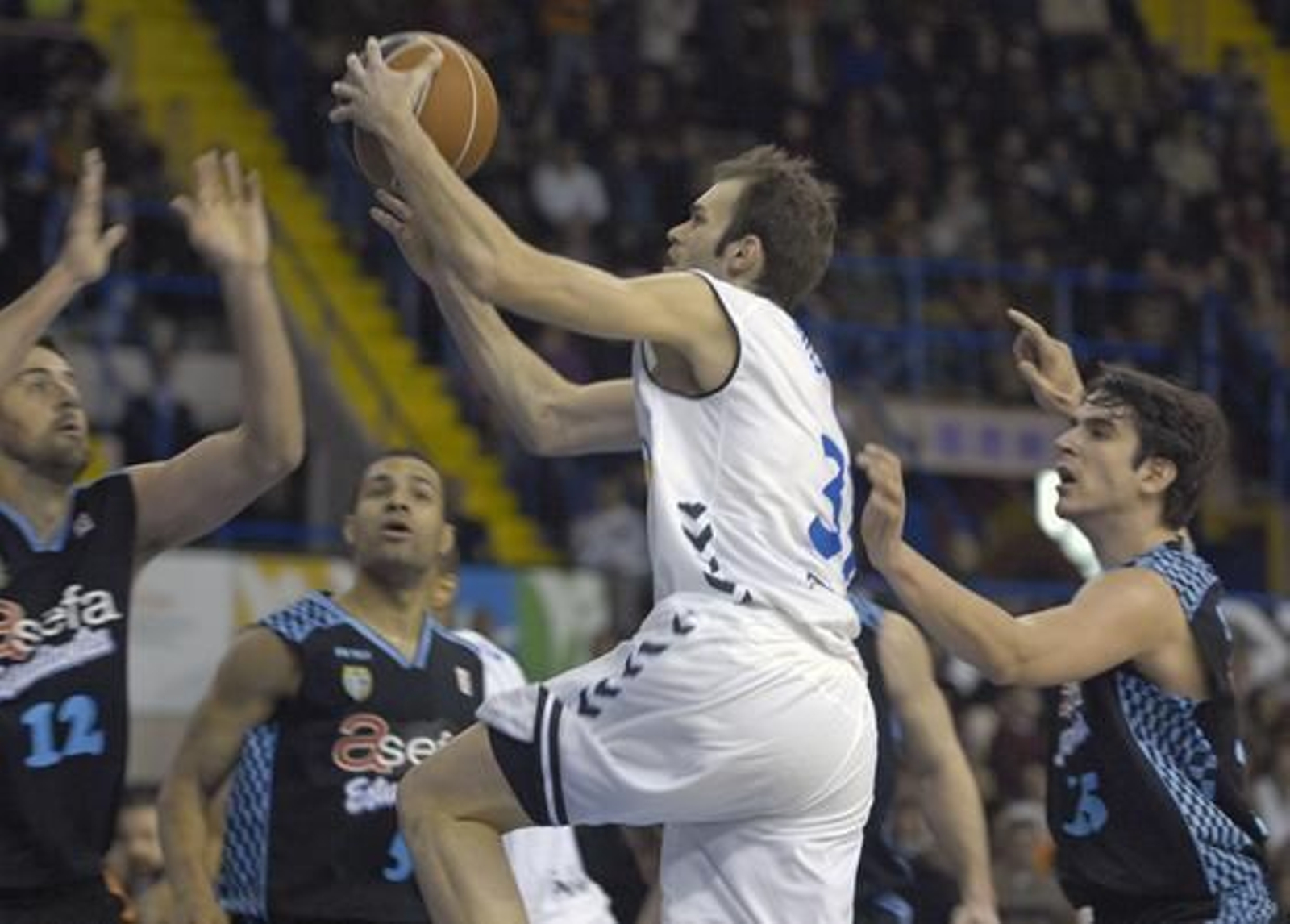 Miso se hizo destacar en el segundo periodo del partido.  Foto: Manuel Gómez