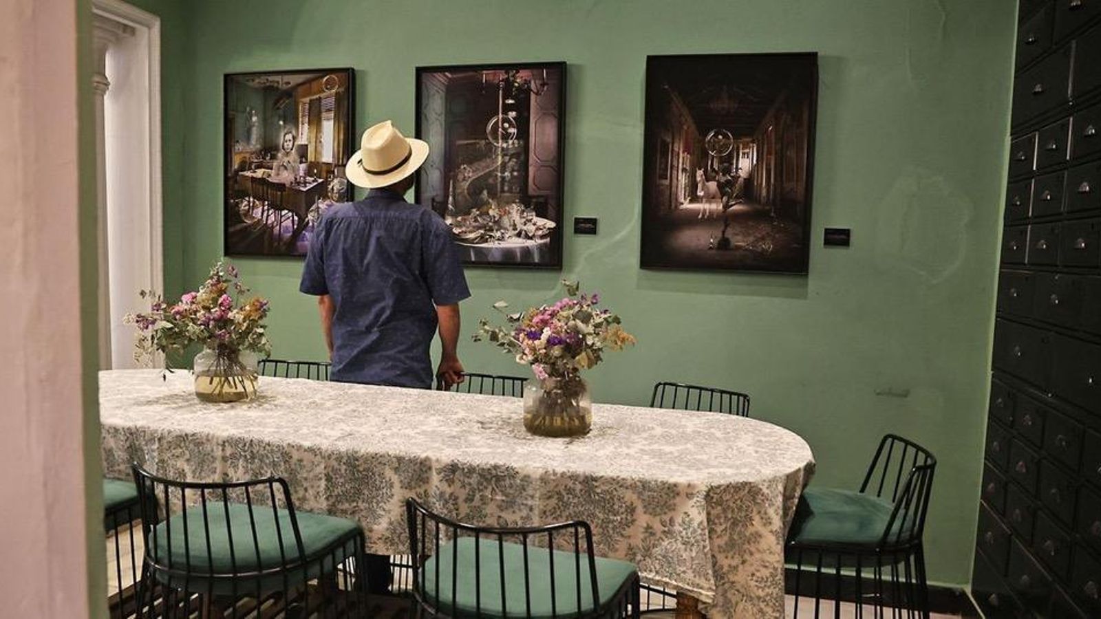 El artista onubense Adolfo Morales.