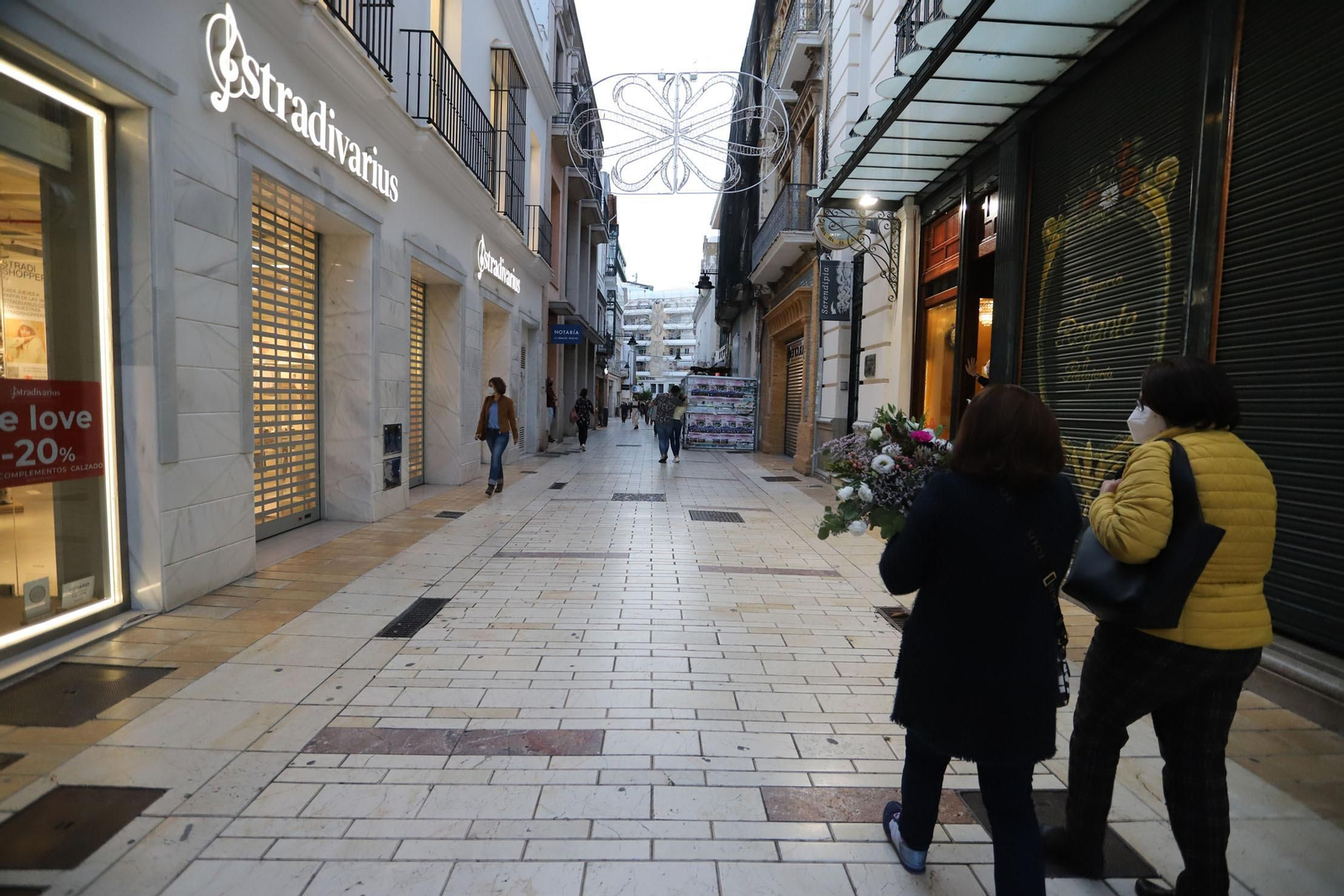 Imágenes del cierre de comercios bares y terrazas a causa de las nuevas restricciones por la Covid en Huelva