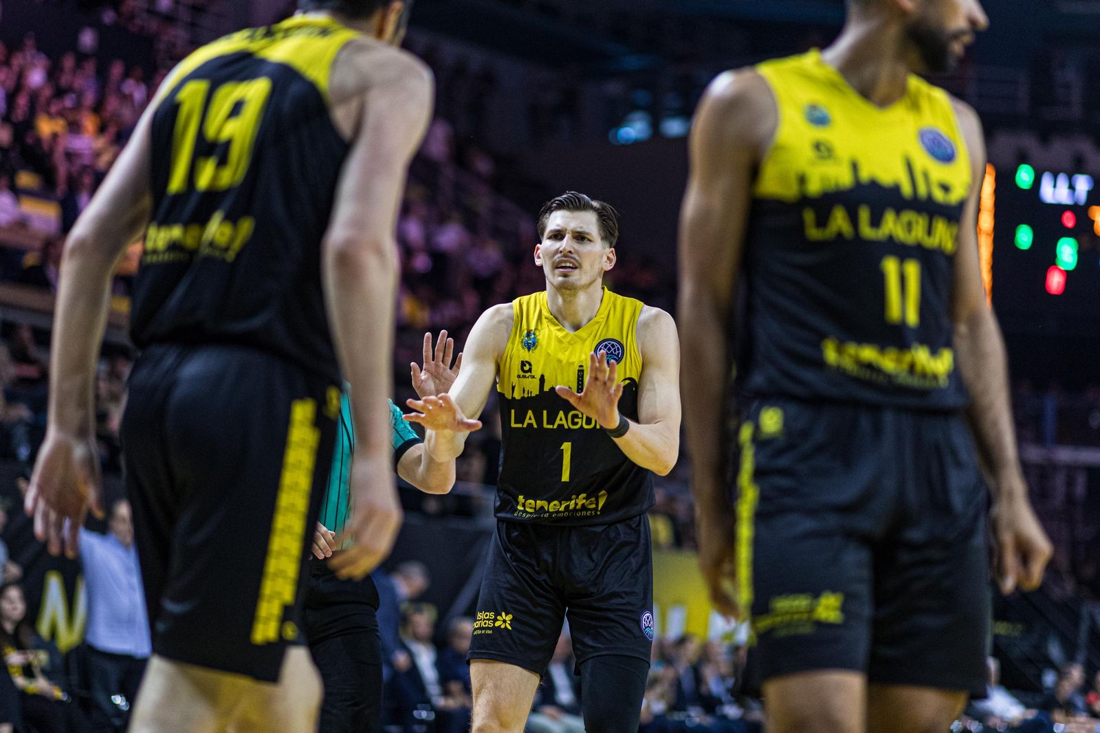 El AEK remonta y le quita al Tenerife el tercer puesto (77-73)