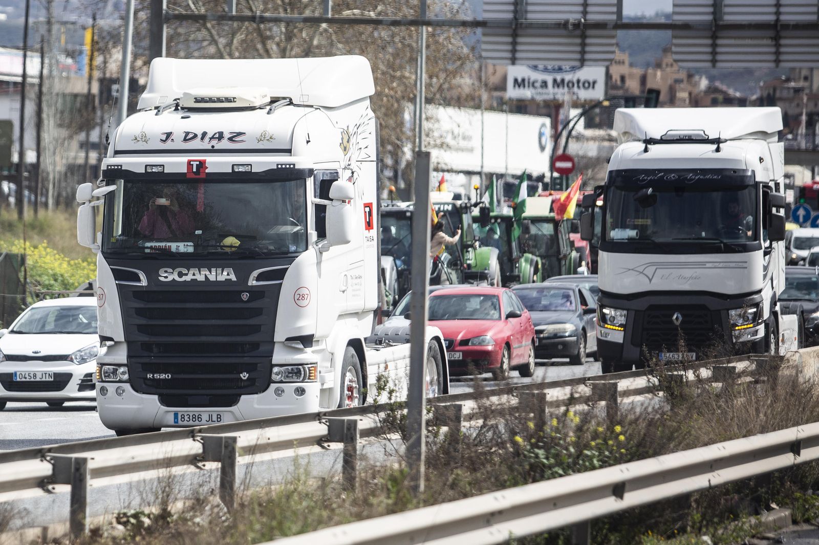 Camioneros circulando por la Carretera de Córdoba en las manifestaciones de marzo