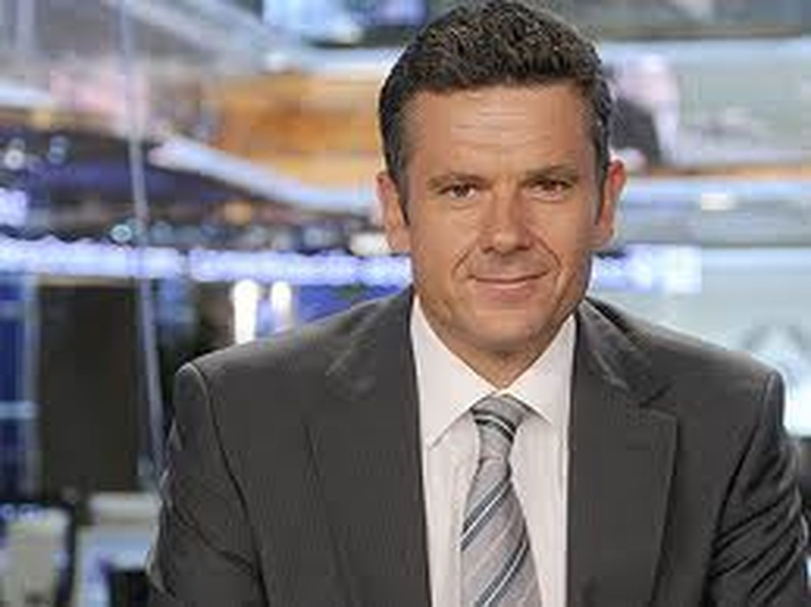 Mediaset 'ficha' al presentador Roberto Arce