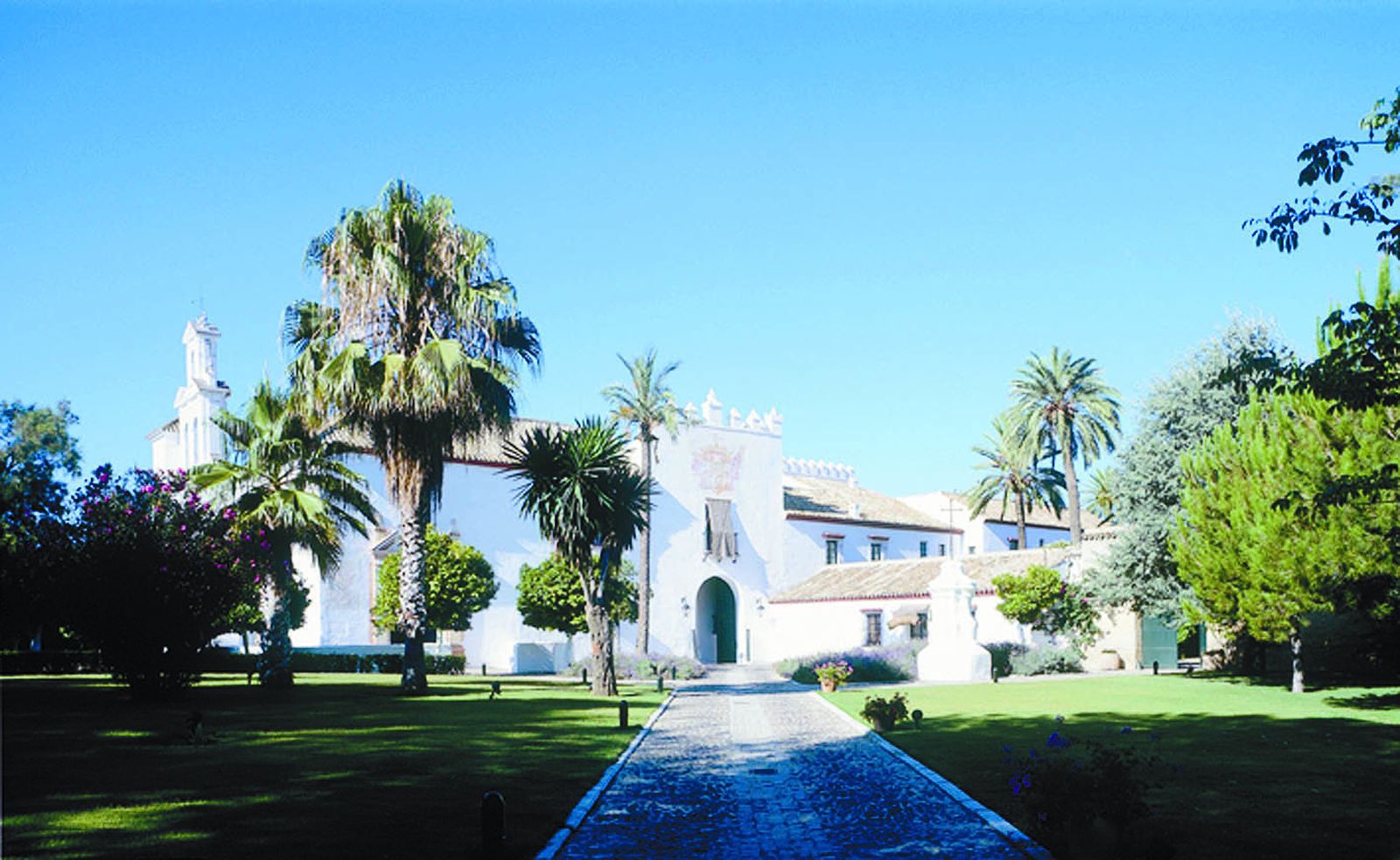 1. La fachada  de la Hacienda de San Rafael, ubicado en  Las Cabezas  de San Juan.