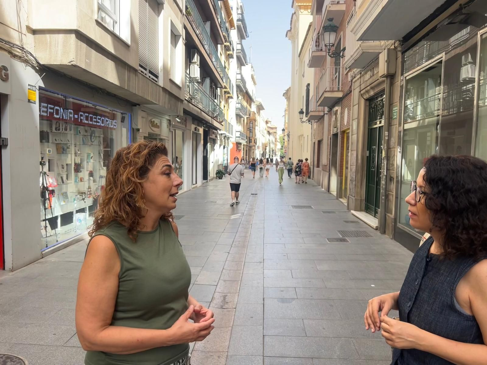 La portavoz del Grupo Municipal Socialista en el Ayuntamiento de Granada, Raquel Ruz, en la calle Alhóndiga