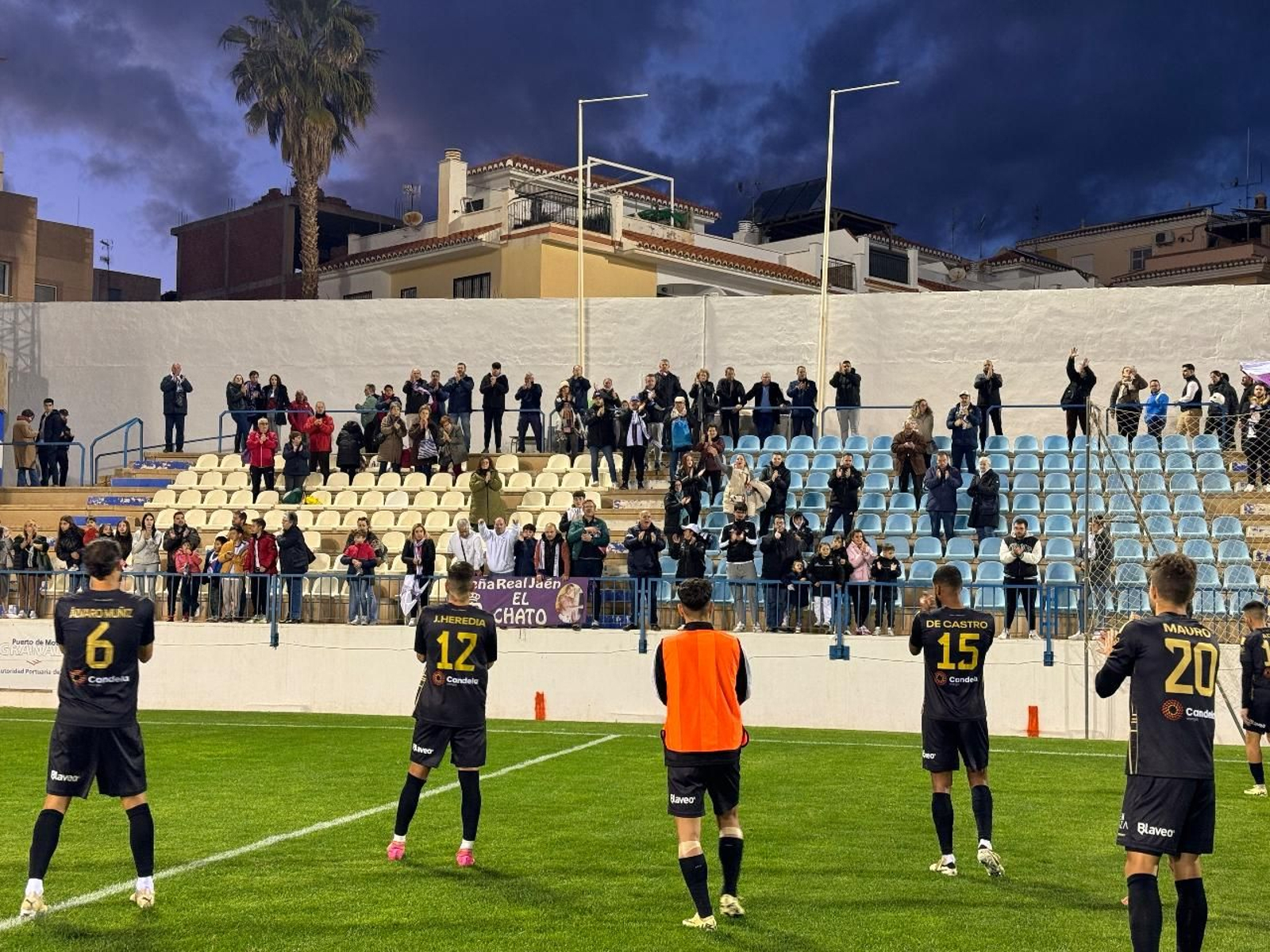 Los jugadores del Real Jaén saludan a sus aficionados al finalizar el partido en Motril.
